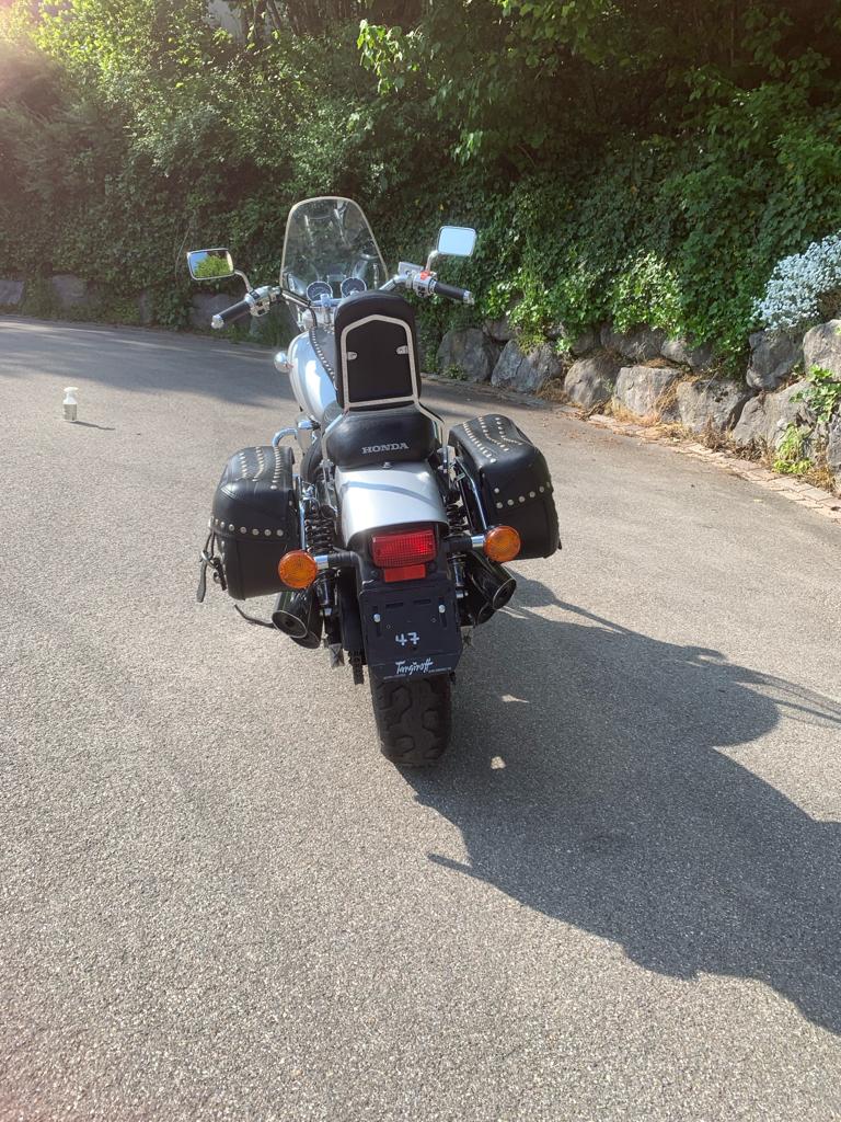 HONDA VF 750 C Magna-image-2