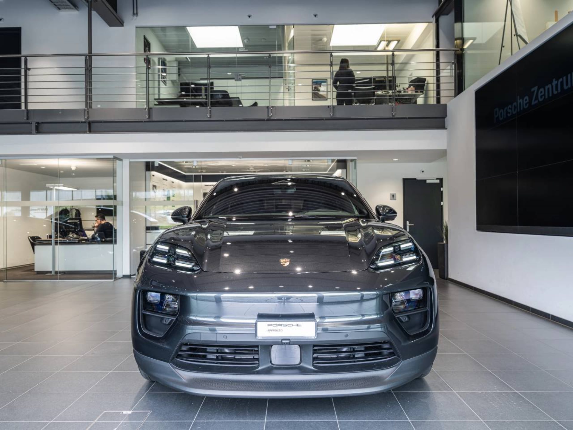 PORSCHE Macan 4-image-9