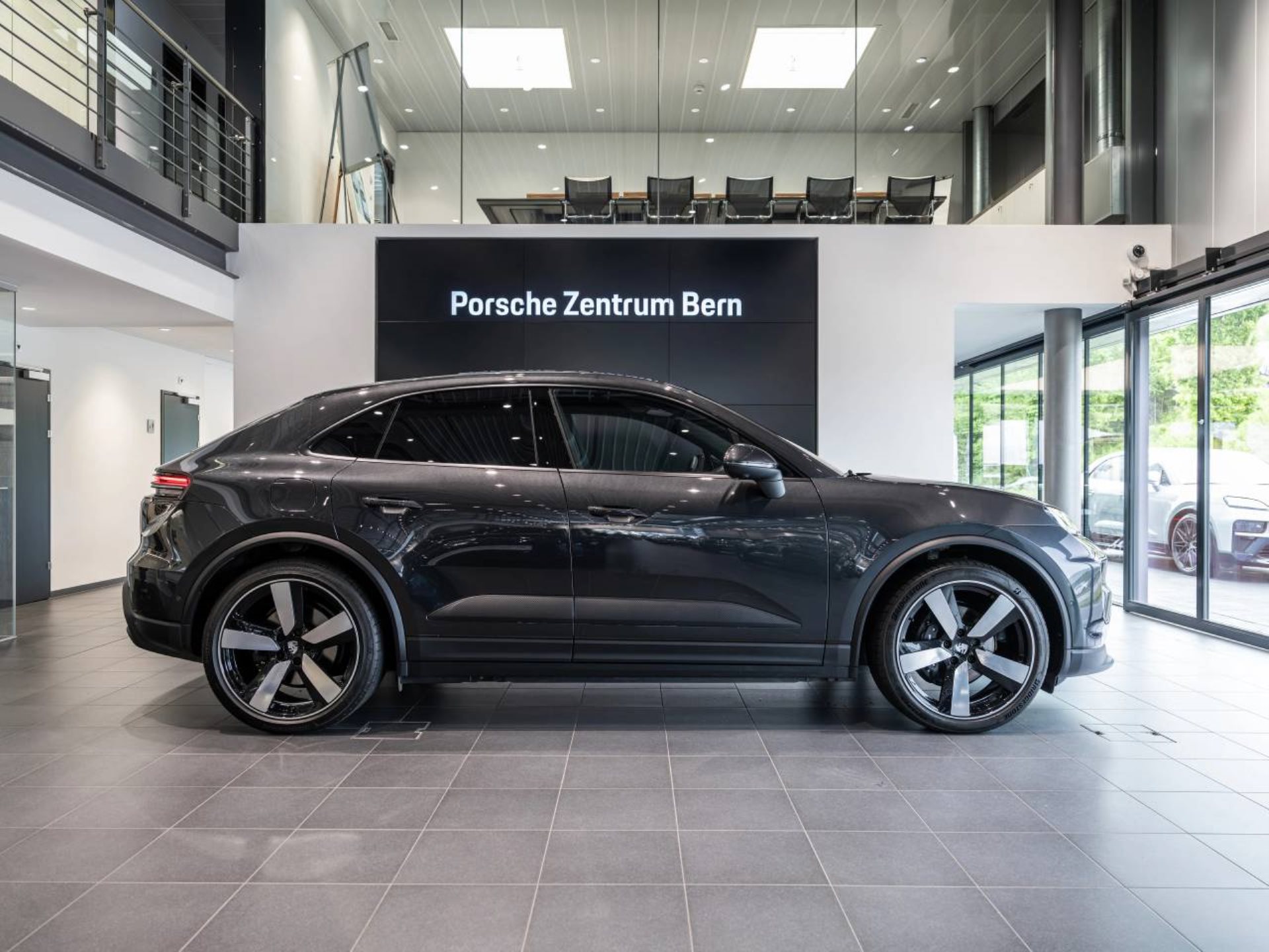 PORSCHE Macan 4-showroom-element-1