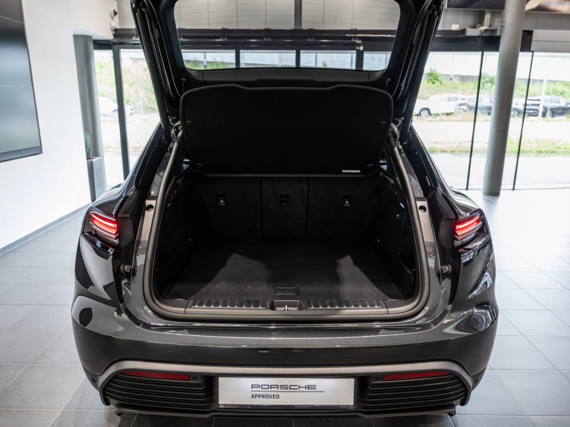 PORSCHE Macan 4-image-6