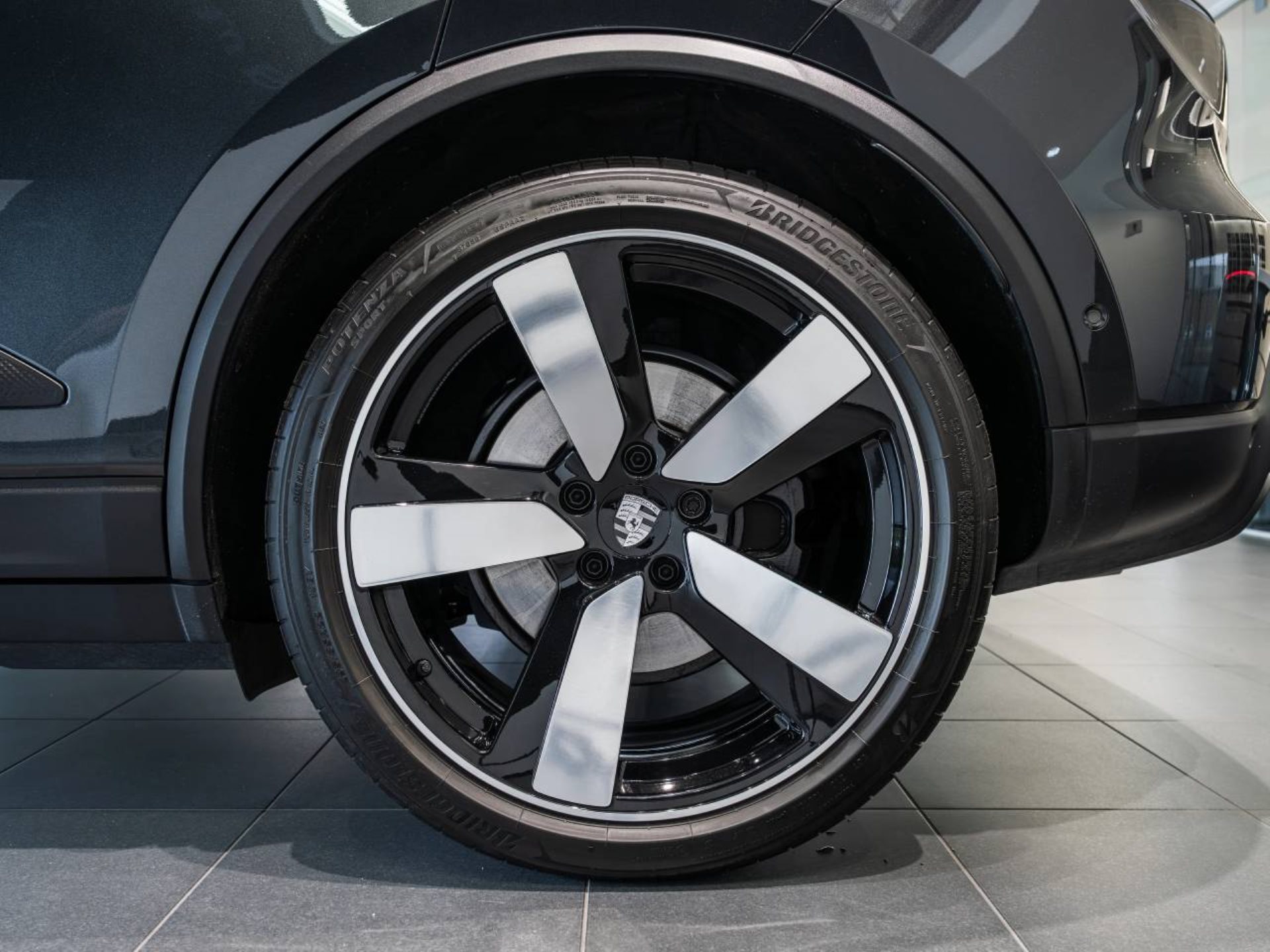 PORSCHE Macan 4-image-29