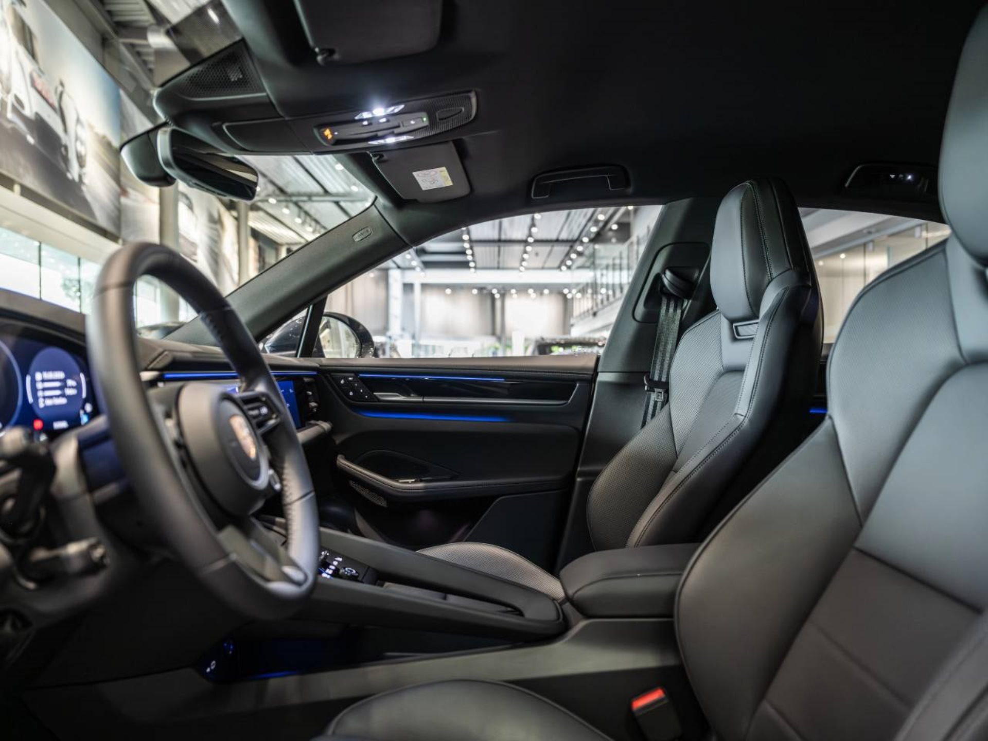 PORSCHE Macan 4-showroom-element-3