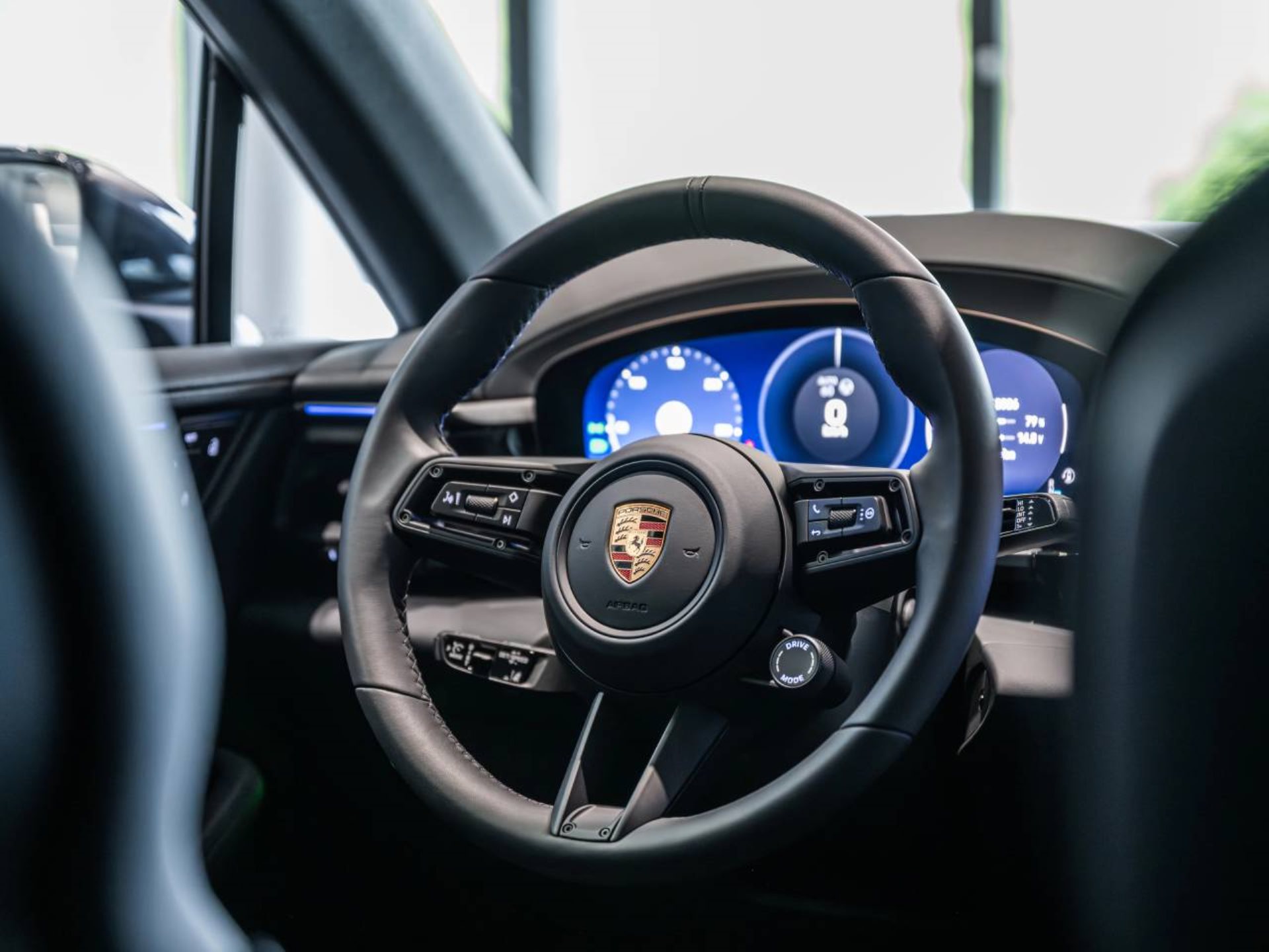 PORSCHE Macan 4-image-15