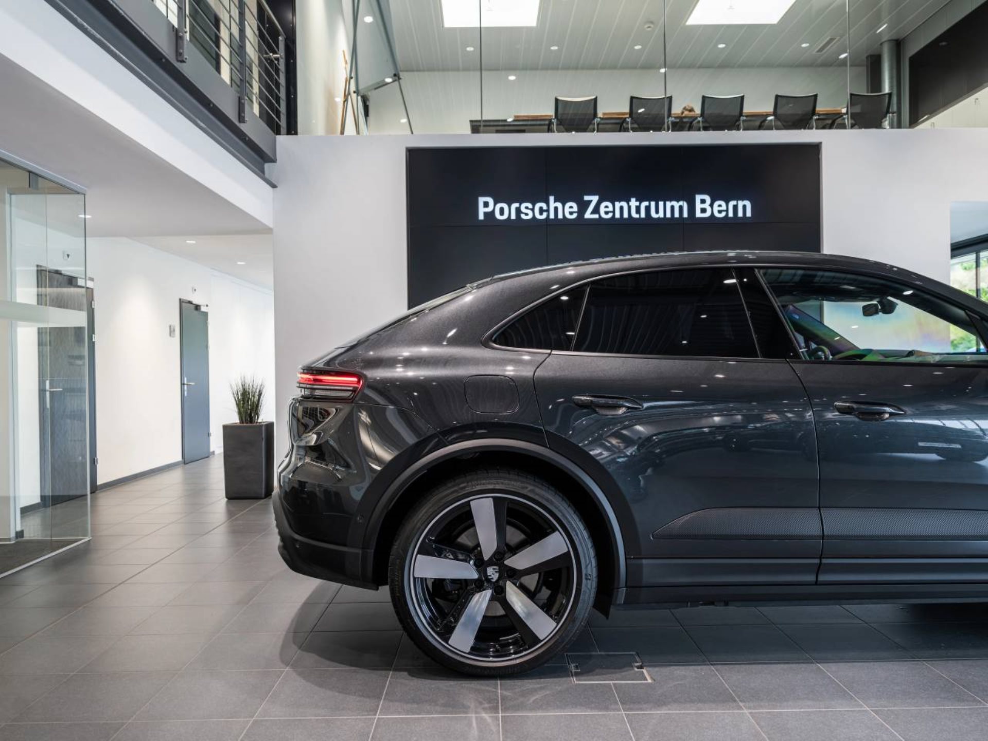 PORSCHE Macan 4-image-11