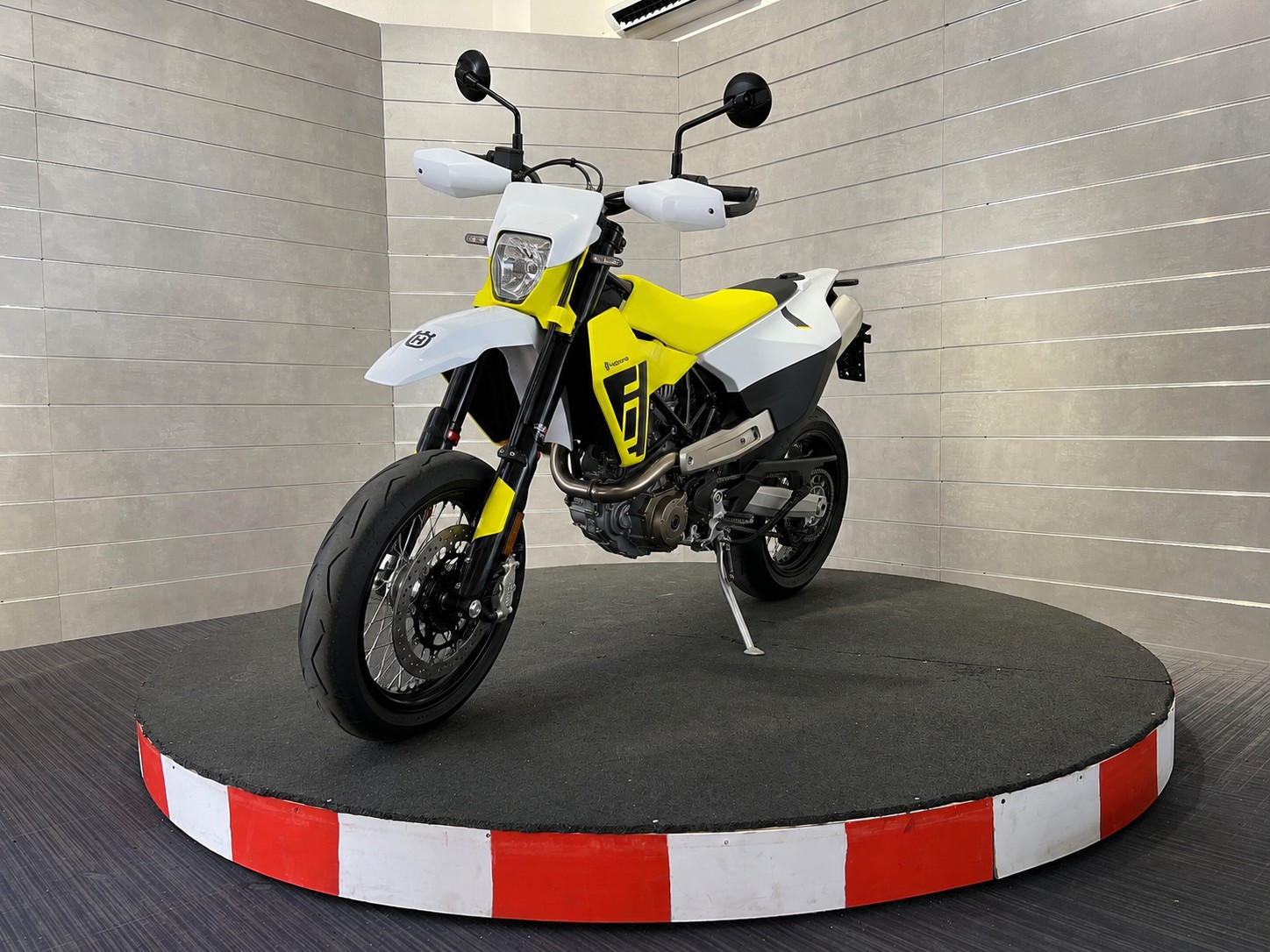 HUSQVARNA 701 Supermoto (35kW)-image-0