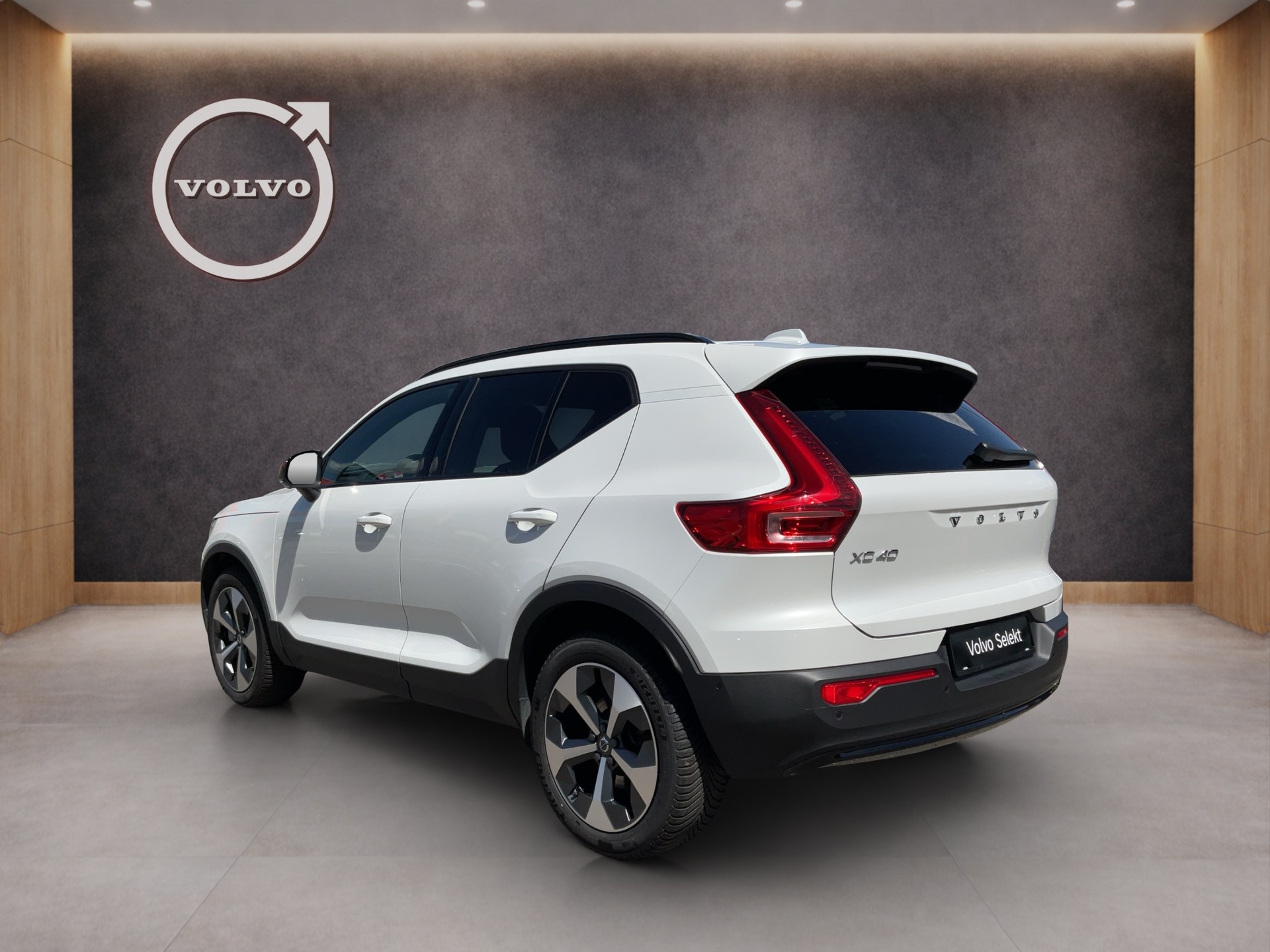 VOLVO XC40 2.0 B3 MH Plus Dark-showroom-element-2