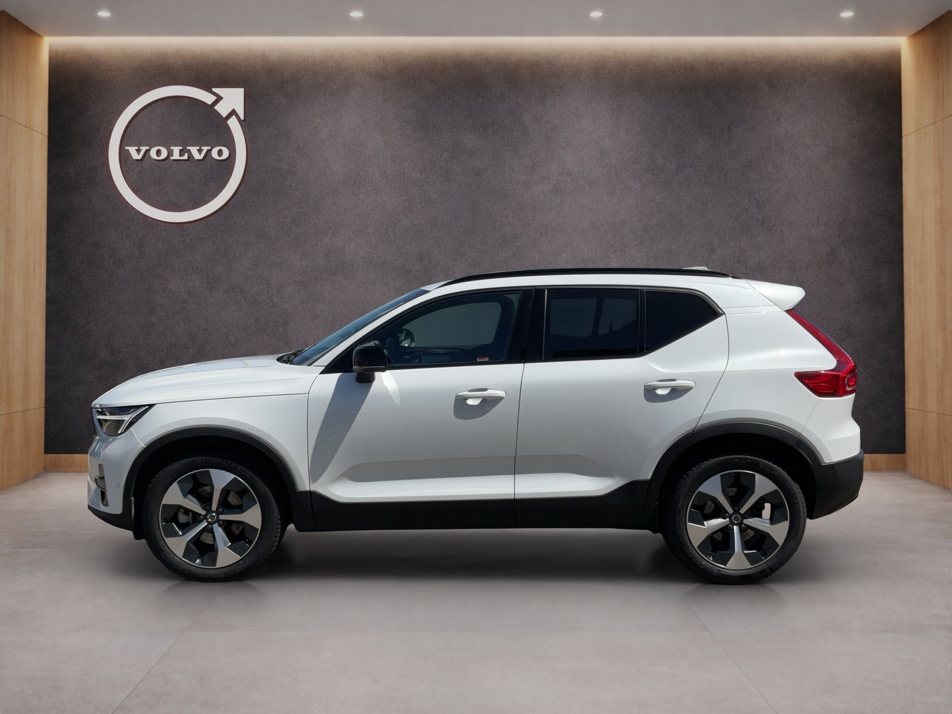 VOLVO XC40 2.0 B3 MH Plus Dark-showroom-element-1