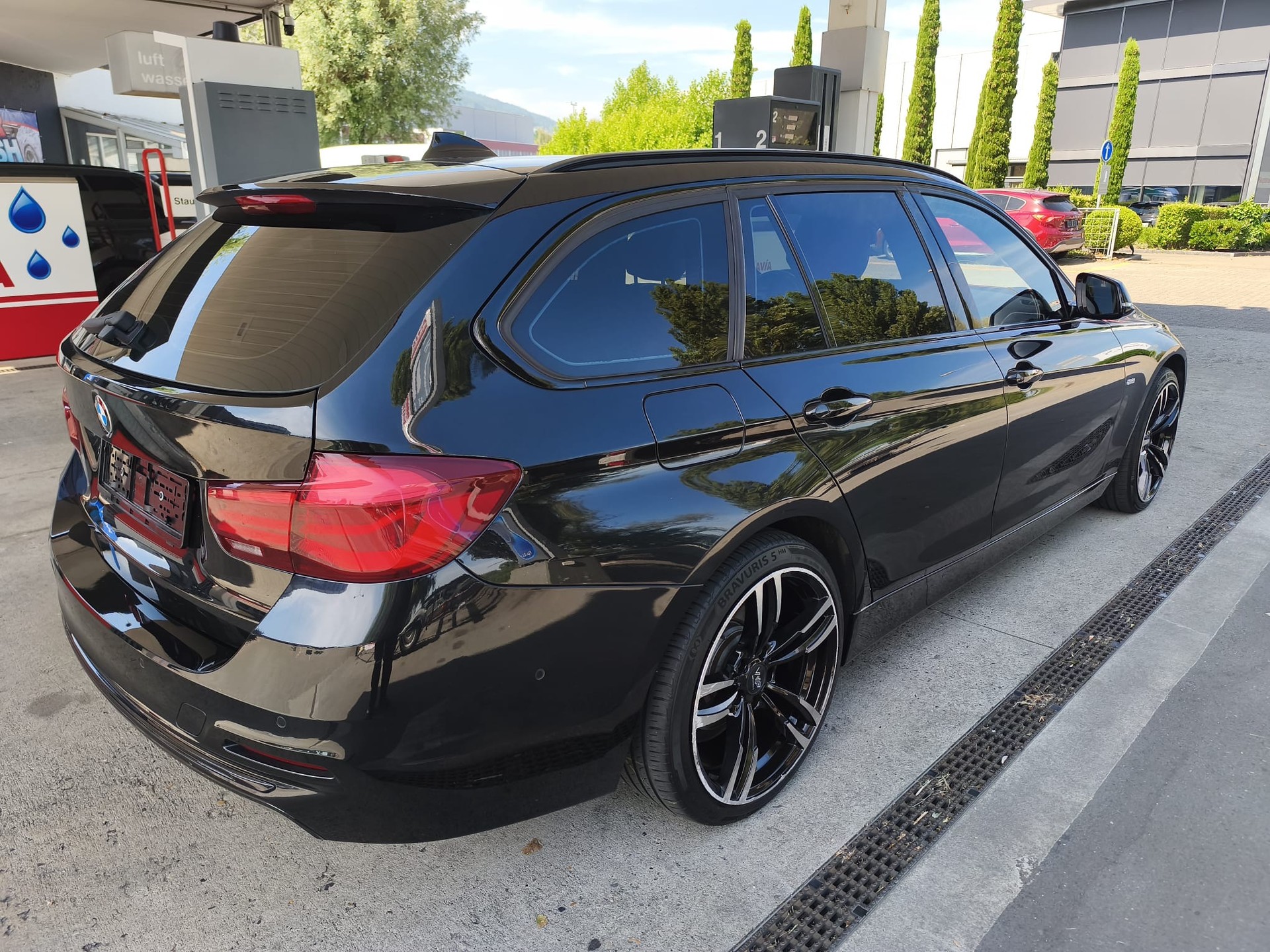 BMW 320d xDrive Touring Swiss Advantage Sport Stept-showroom-element-2