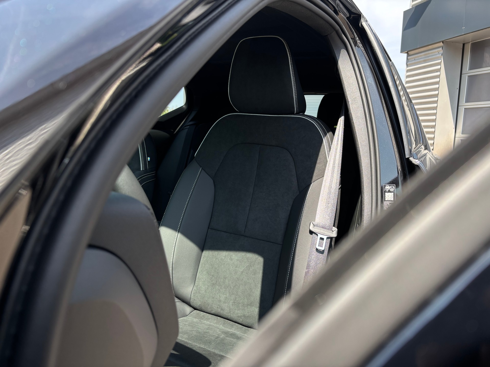 VOLVO XC40 2.0 B4 MH Black Edition-showroom-element-3