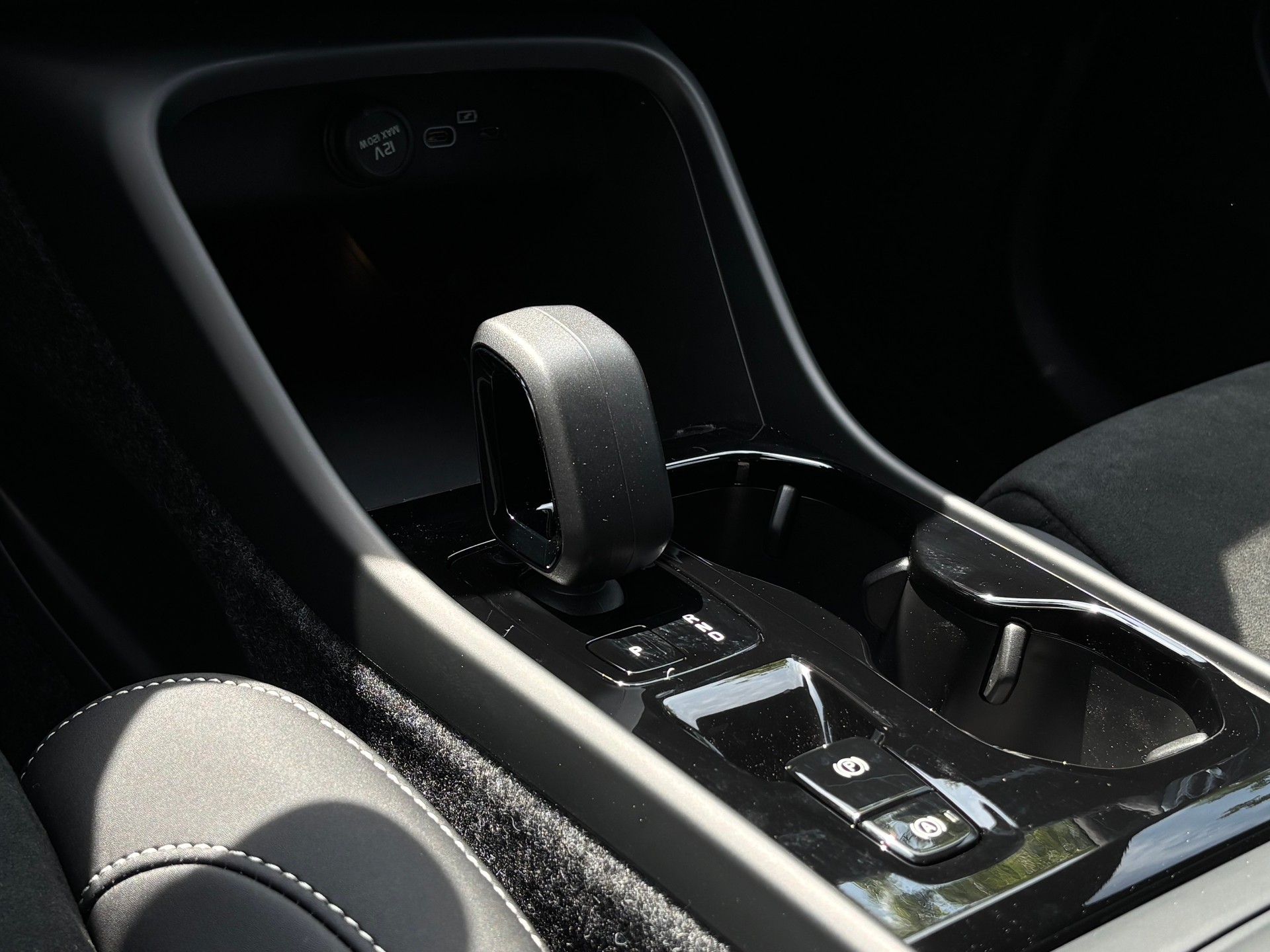 VOLVO XC40 2.0 B4 MH Black Edition-image-15