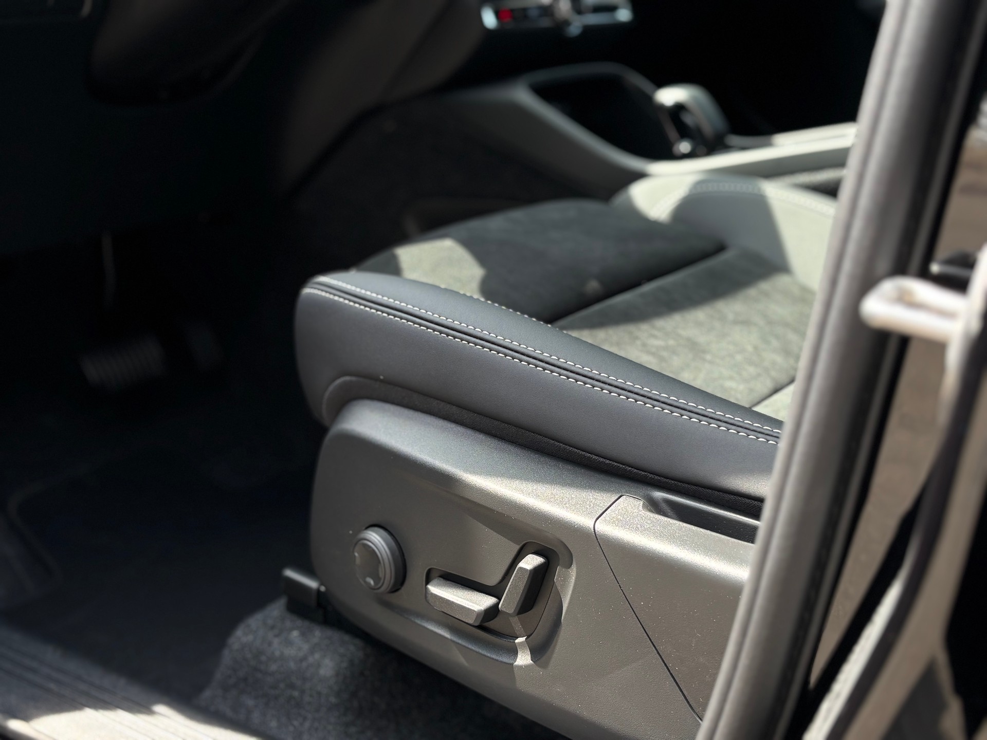 VOLVO XC40 2.0 B4 MH Black Edition-image-17
