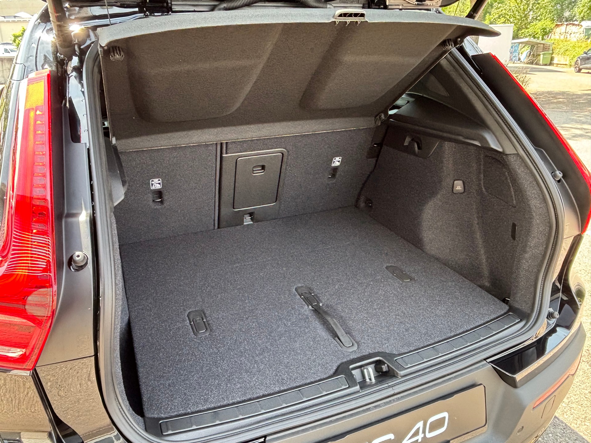VOLVO XC40 2.0 B4 MH Black Edition-image-9