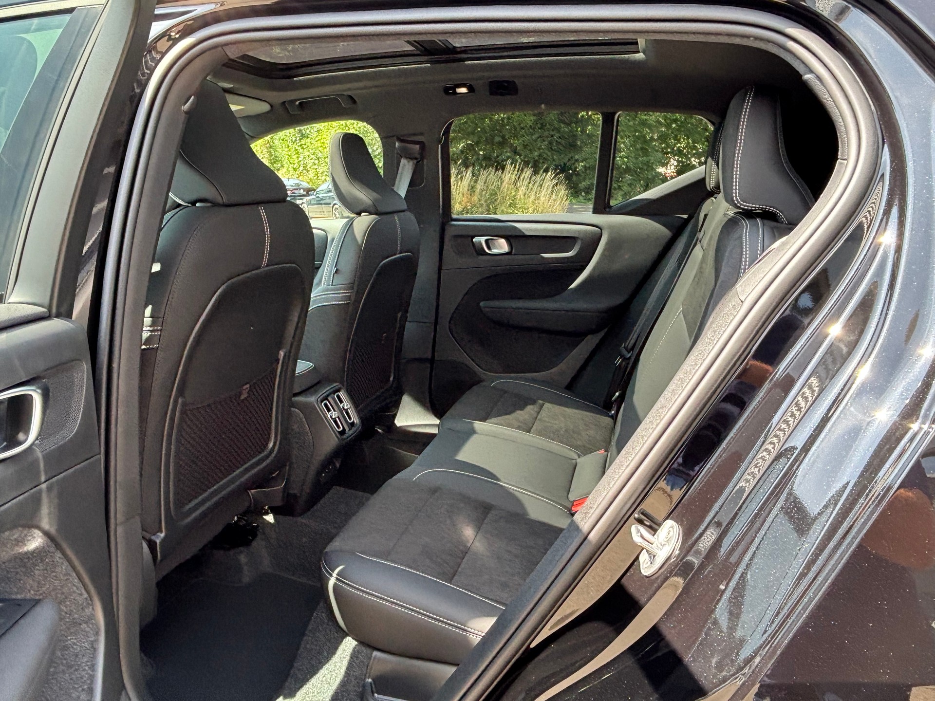 VOLVO XC40 2.0 B4 MH Black Edition-image-11