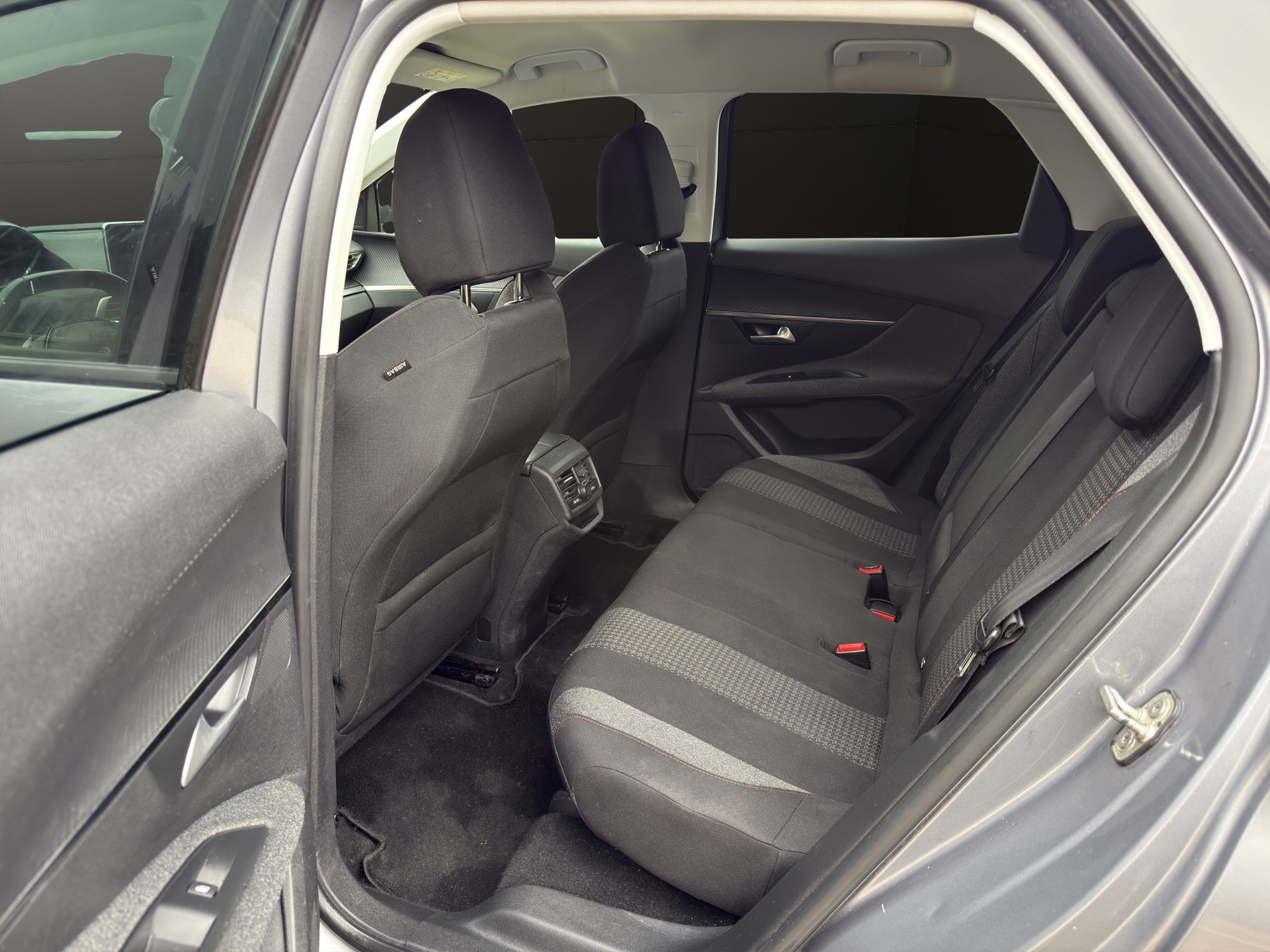 PEUGEOT 3008 1.2 PureTech Allure EAT-image-11
