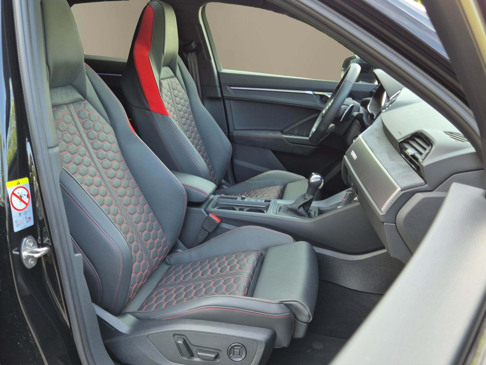 AUDI RS Q3 Sportback quattro S tronic-image-17
