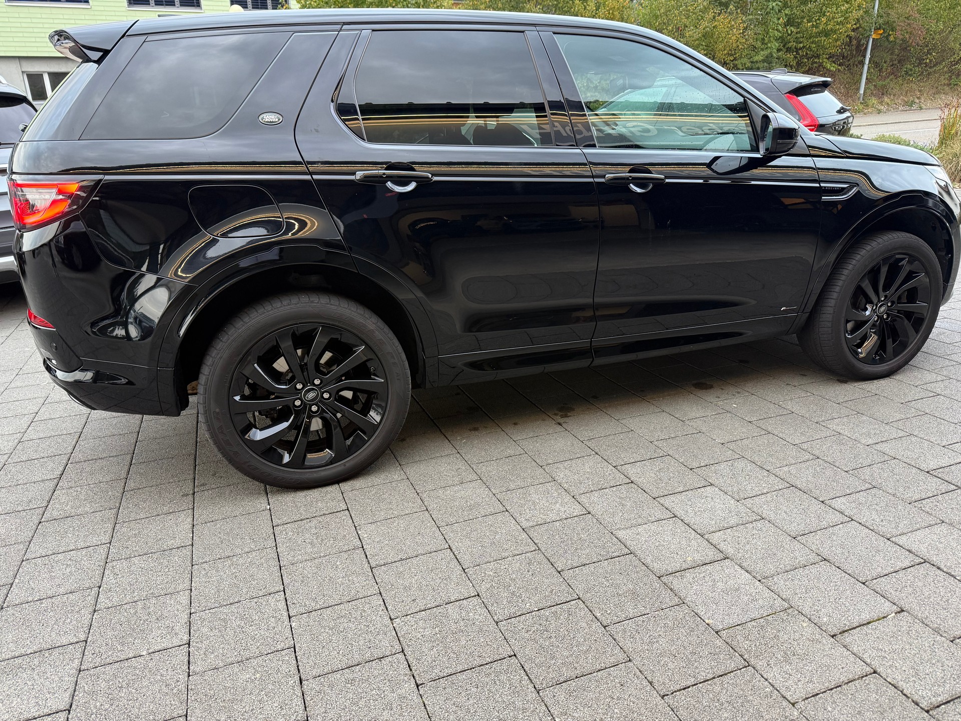 LAND ROVER Discovery Sport P300e S R-Dynamic-image-2