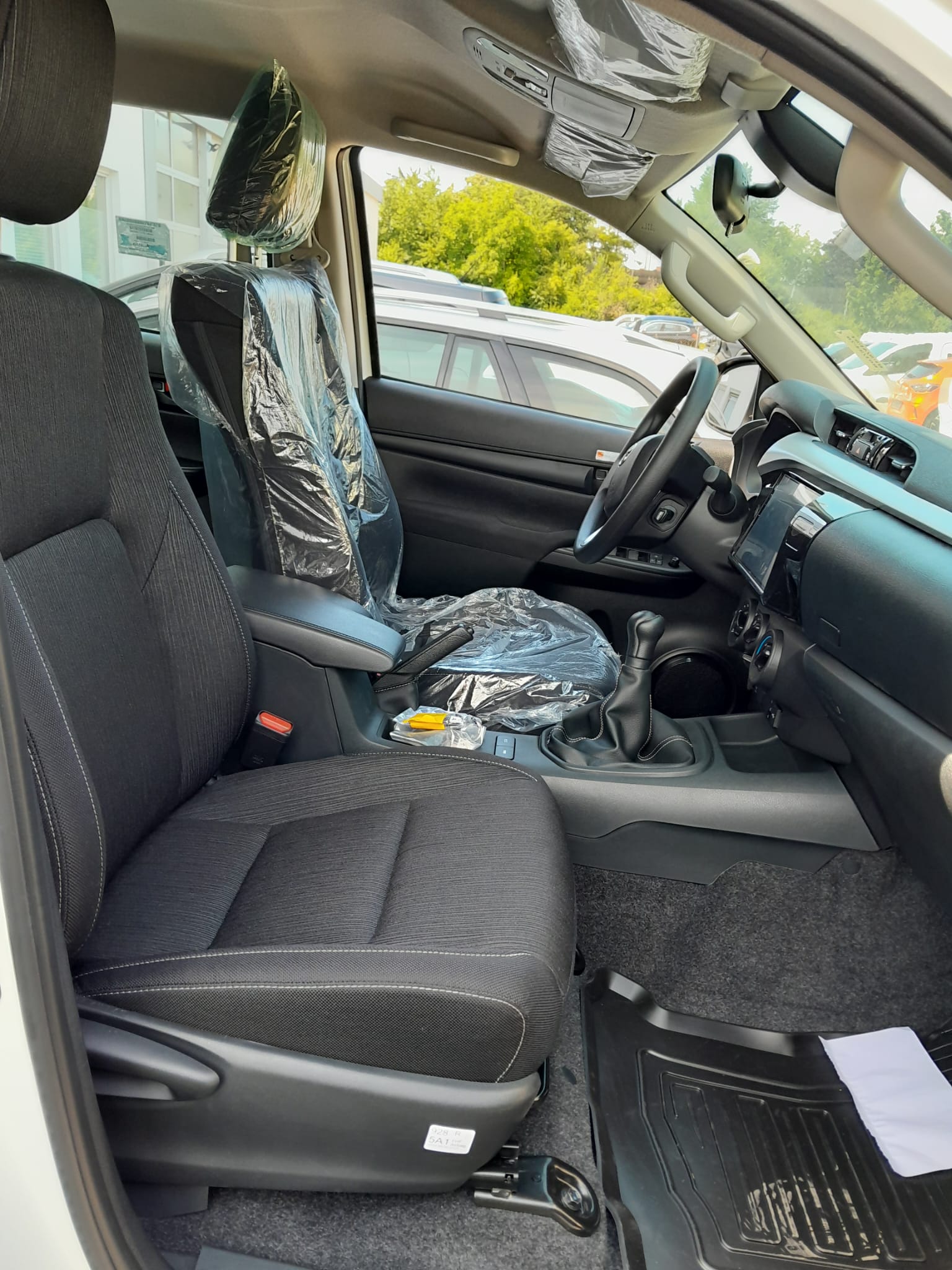TOYOTA HI-LUX 2,8 DC 4x4 / Tech. Paket, inkl. AHK 3,5 Tonnen und Wanne, ALU + Offroadpneu optional *** kein Mildhybrid !!! ***-image-9