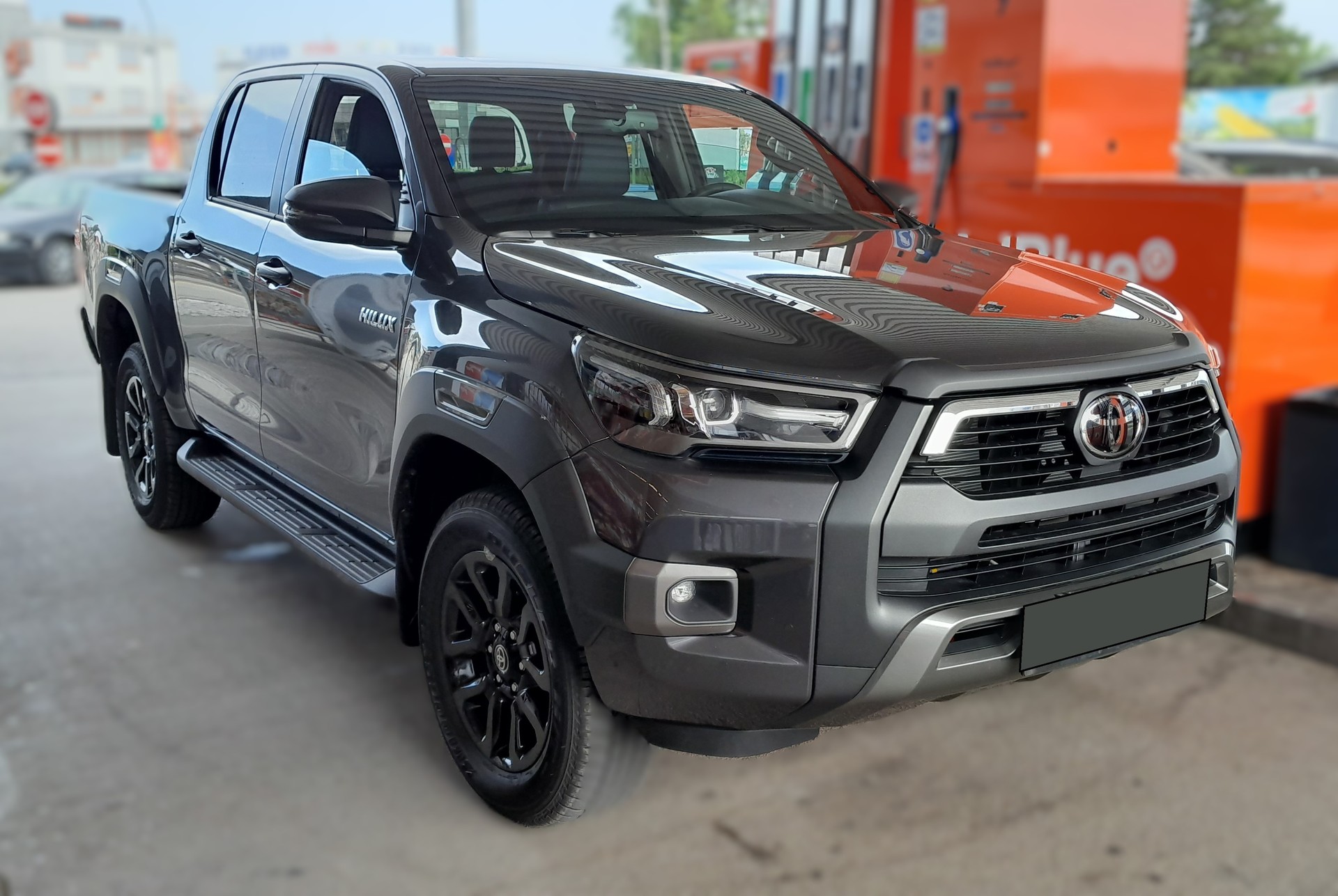 TOYOTA HI-LUX INVINCIBLE 2,8 DC 4x4 MHEV grey / oxydbronze / black metallic / inklusive AHK 3,5 Tonnen + Wanne + CH Zustellung-image-2