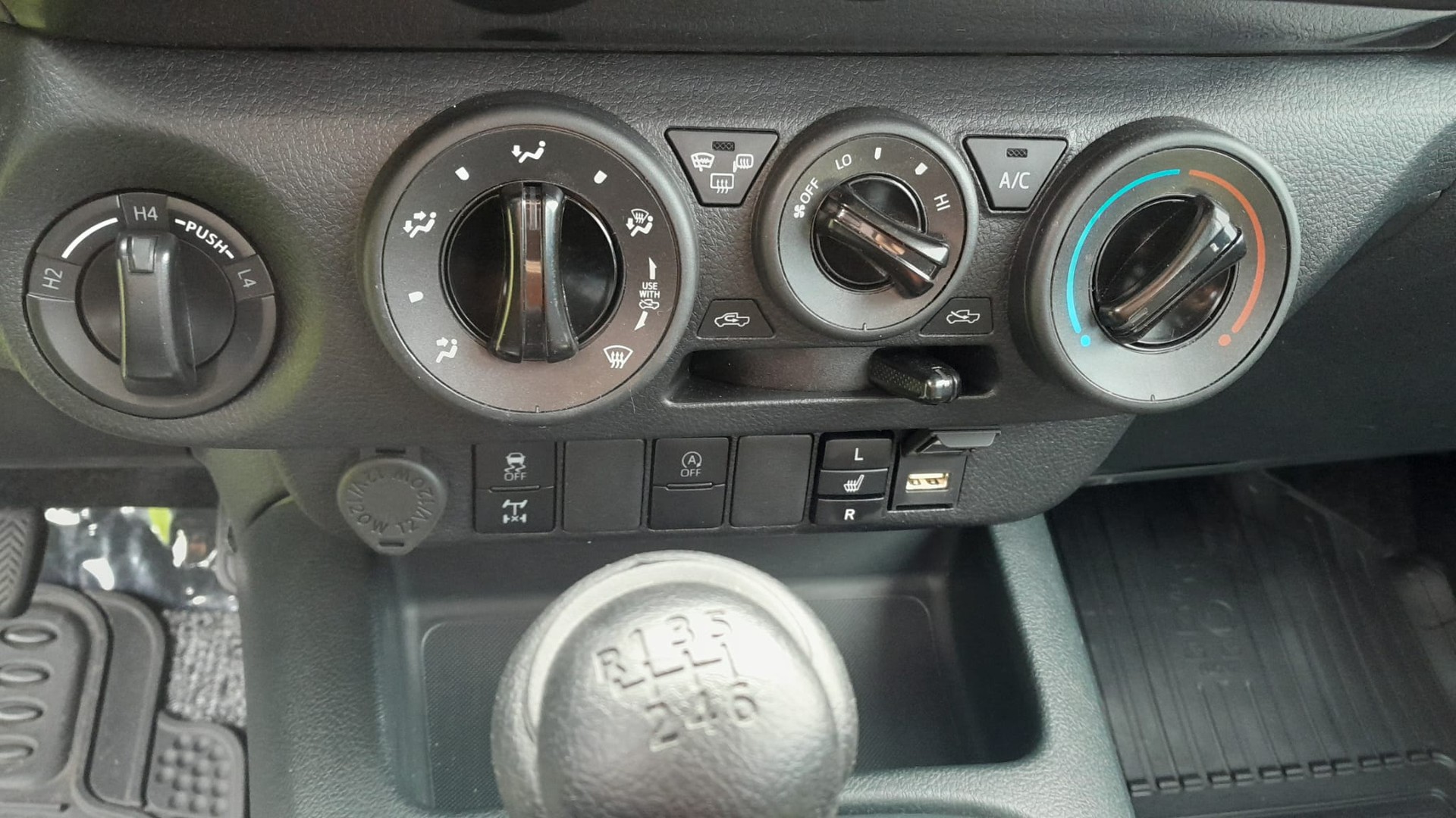 TOYOTA HI-LUX 2,8 DC 4x4 / Tech. Paket, inkl. AHK 3,5 Tonnen und Wanne, ALU + Offroadpneu optional *** kein Mildhybrid !!! ***-image-12
