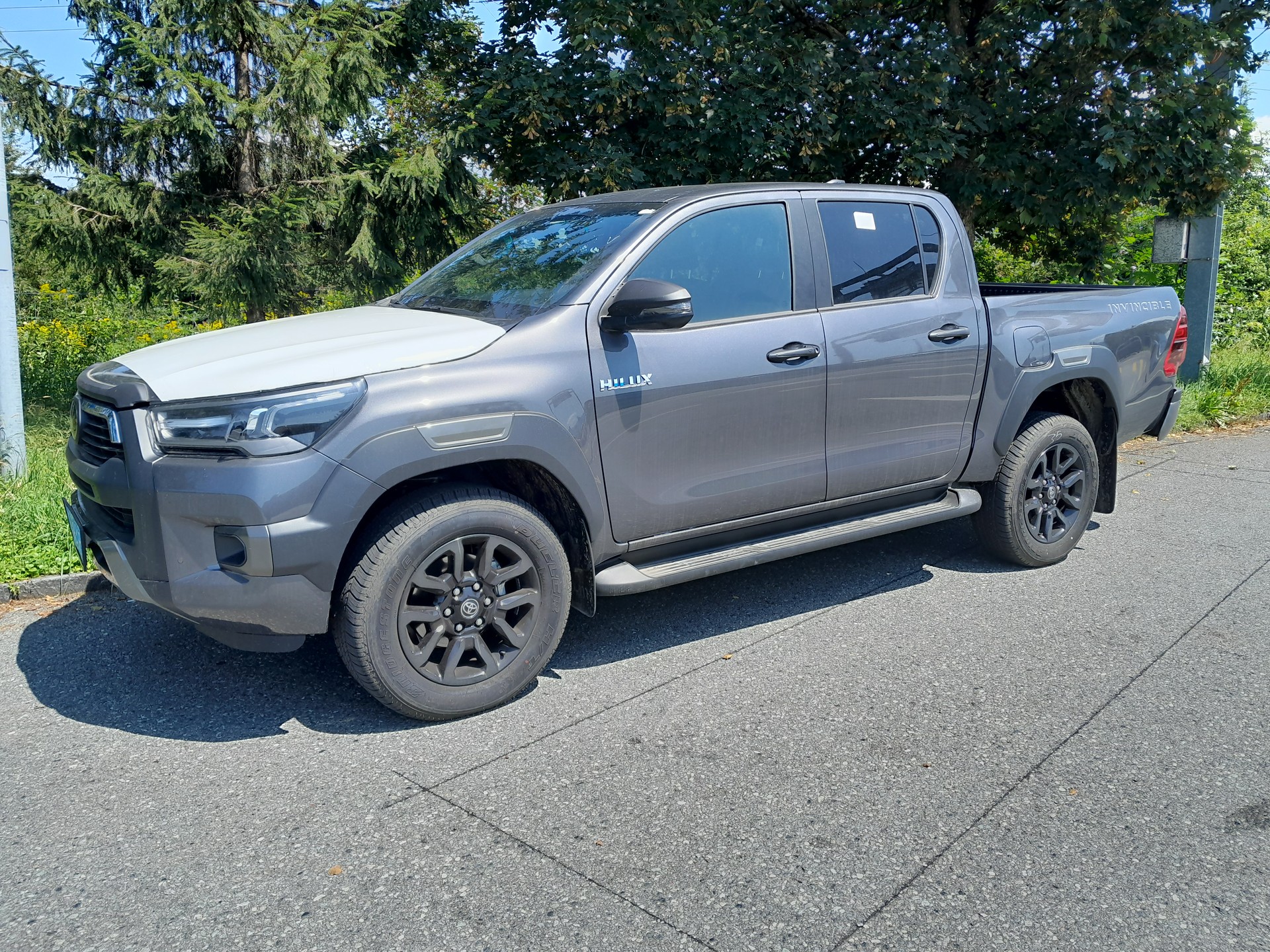 TOYOTA HI-LUX INVINCIBLE 2,8 DC 4x4 MHEV grey / oxydbronze / black metallic / inklusive AHK 3,5 Tonnen + Wanne + CH Zustellung