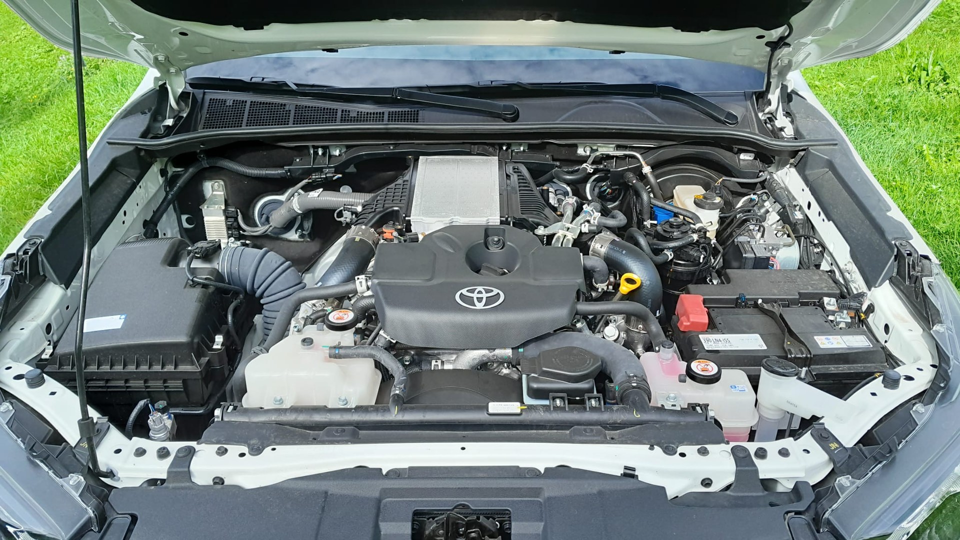 TOYOTA HI-LUX 2,8 DC 4x4 / Tech. Paket, inkl. AHK 3,5 Tonnen und Wanne, ALU + Offroadpneu optional *** kein Mildhybrid !!! ***-image-15