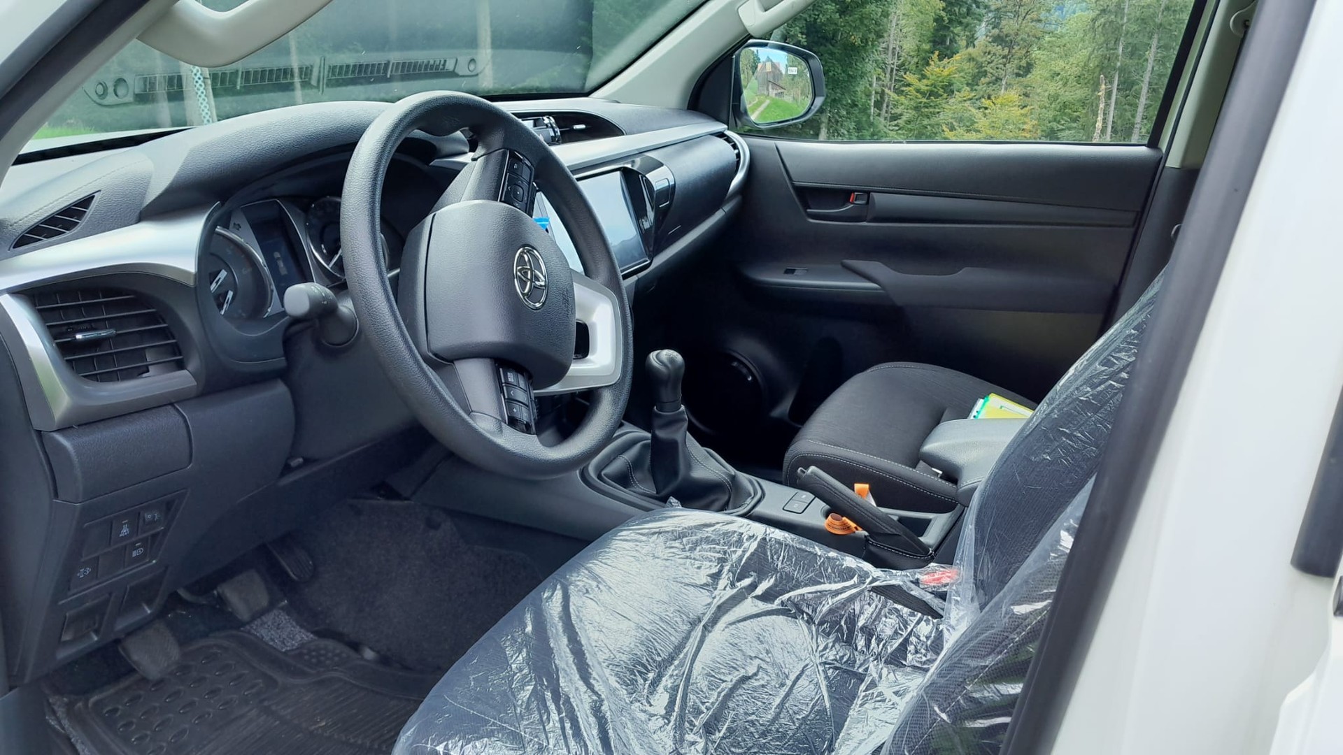 TOYOTA HI-LUX 2,8 DC 4x4 / Tech. Paket, inkl. AHK 3,5 Tonnen und Wanne, ALU + Offroadpneu optional *** kein Mildhybrid !!! ***-image-8