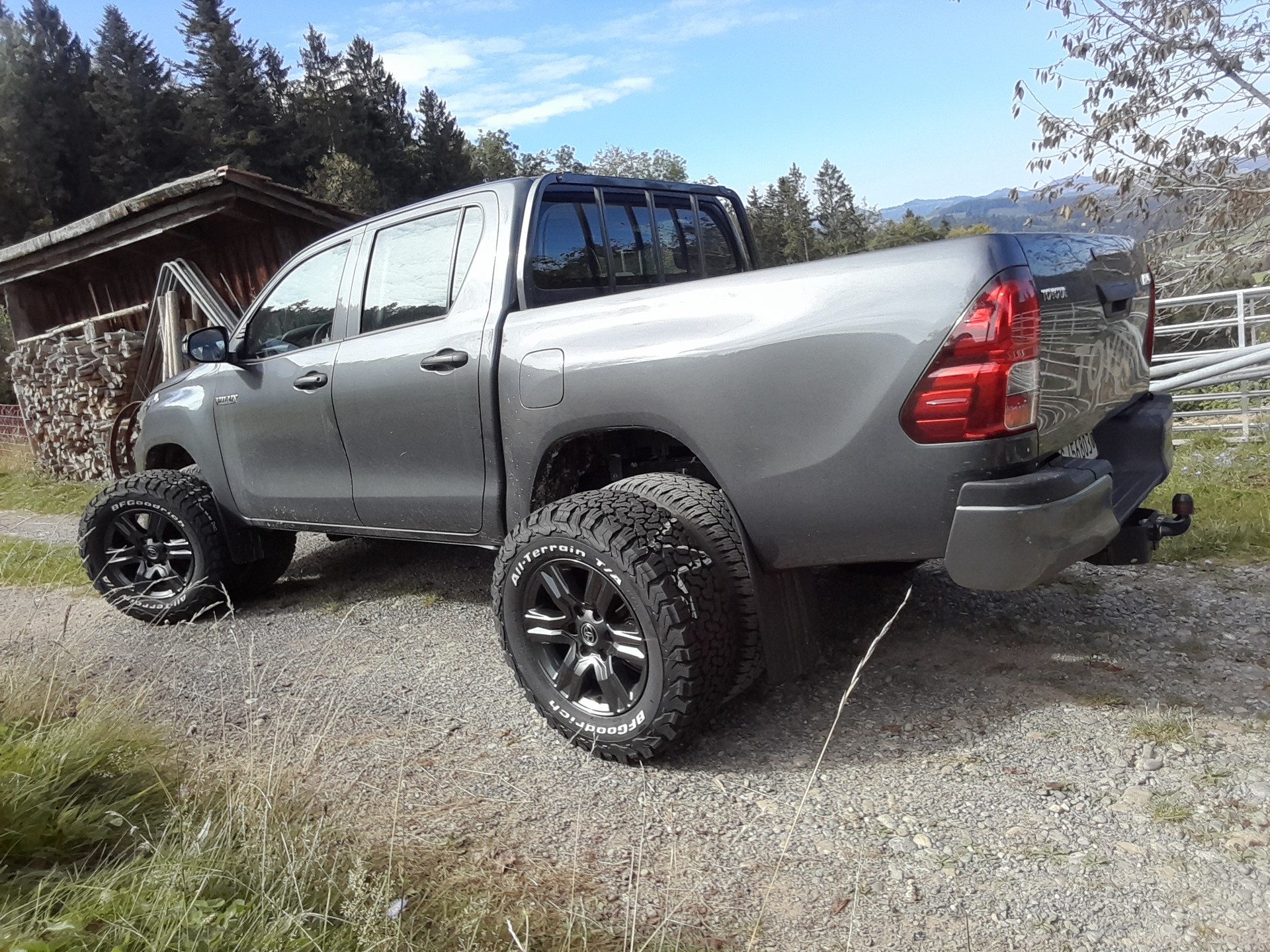 TOYOTA HI-LUX 2,8 4x4 / silber metallic / Technik Paket / inkl. AHK 3,5 Tonnen + Wanne *** letzter Diesel Power ohne Mildhybrid ***-image-2
