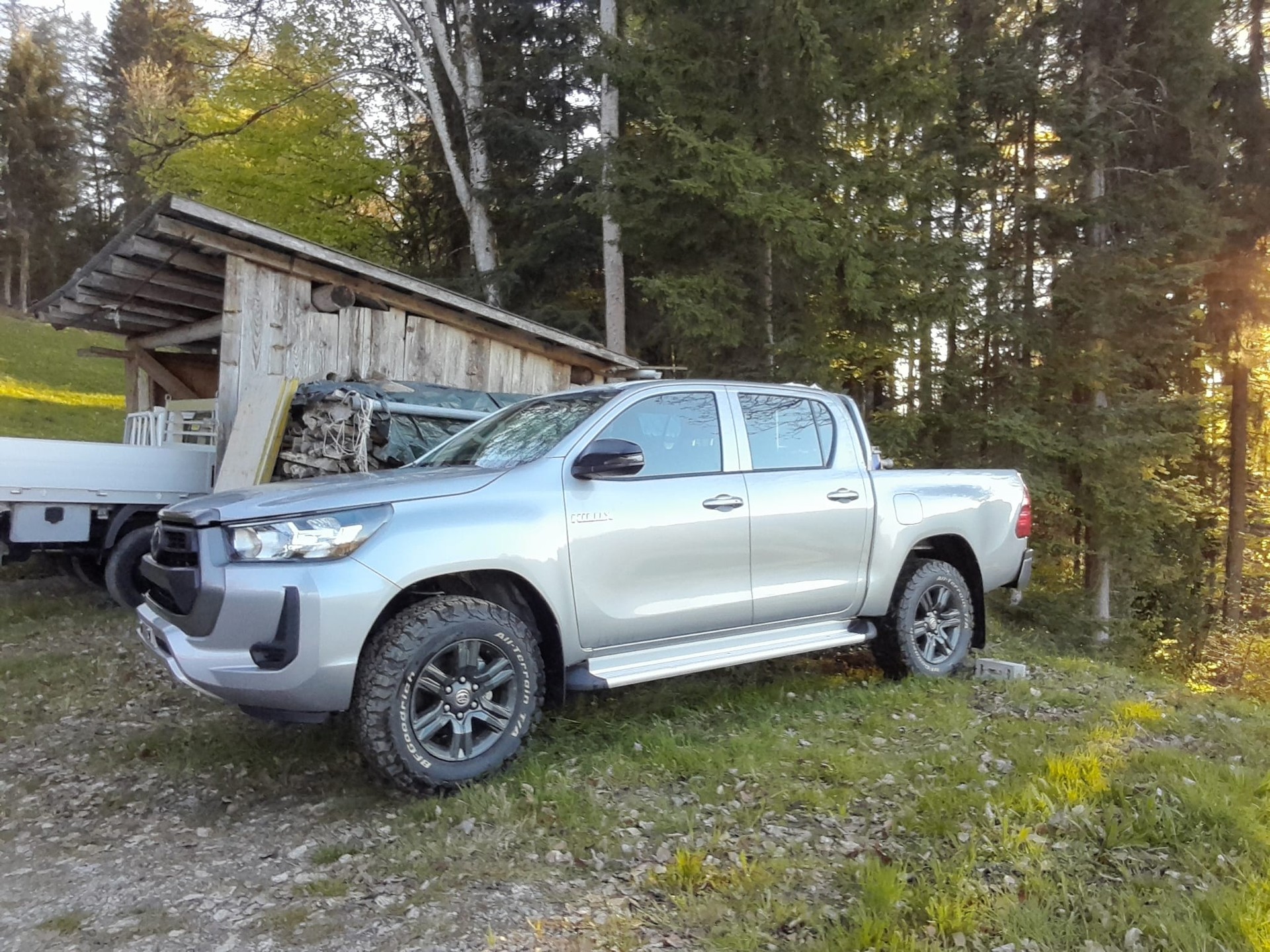 TOYOTA HI-LUX 2,8 4x4 / silber metallic / Technik Paket / inkl. AHK 3,5 Tonnen + Wanne *** letzter Diesel Power ohne Mildhybrid ***-image-1