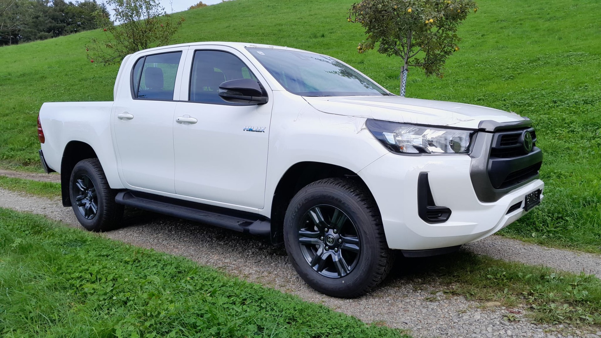 TOYOTA HI-LUX 2,8 DC 4x4 / Tech. Paket, inkl. AHK 3,5 Tonnen und Wanne, ALU + Offroadpneu optional *** kein Mildhybrid !!! ***-image-2