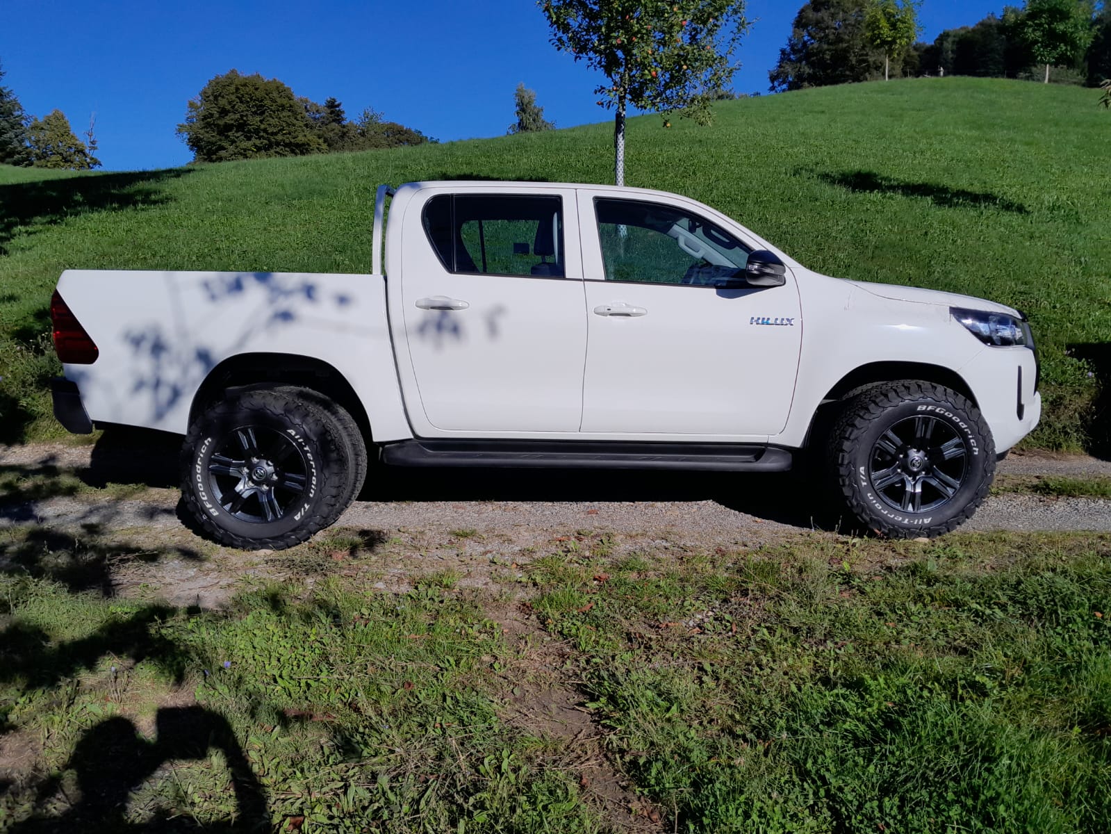 TOYOTA HI-LUX 2,8 DC 4x4 / Tech. Paket, inkl. AHK 3,5 Tonnen und Wanne, ALU + Offroadpneu optional *** kein Mildhybrid !!! ***-image-1