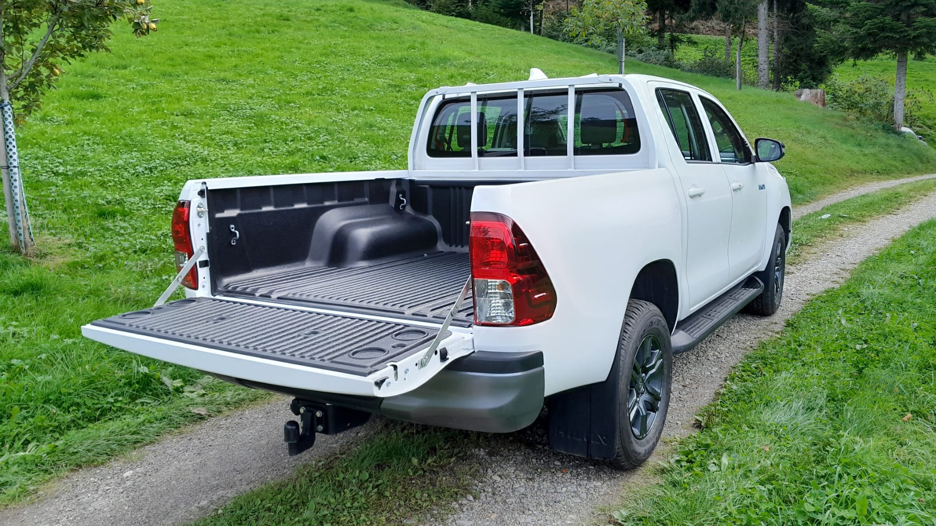 TOYOTA HI-LUX 2,8 DC 4x4 / Tech. Paket, inkl. AHK 3,5 Tonnen und Wanne, ALU + Offroadpneu optional *** kein Mildhybrid !!! ***-image-6
