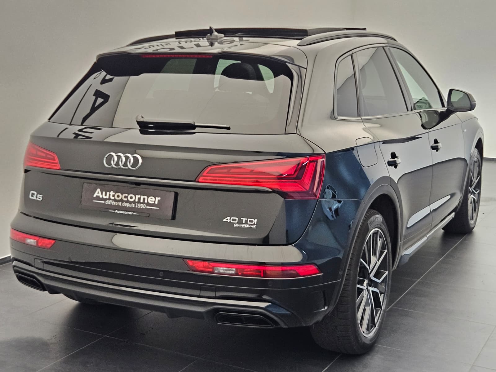 AUDI Q5 40 TDI Black Edition quattro S-tronic-image-6
