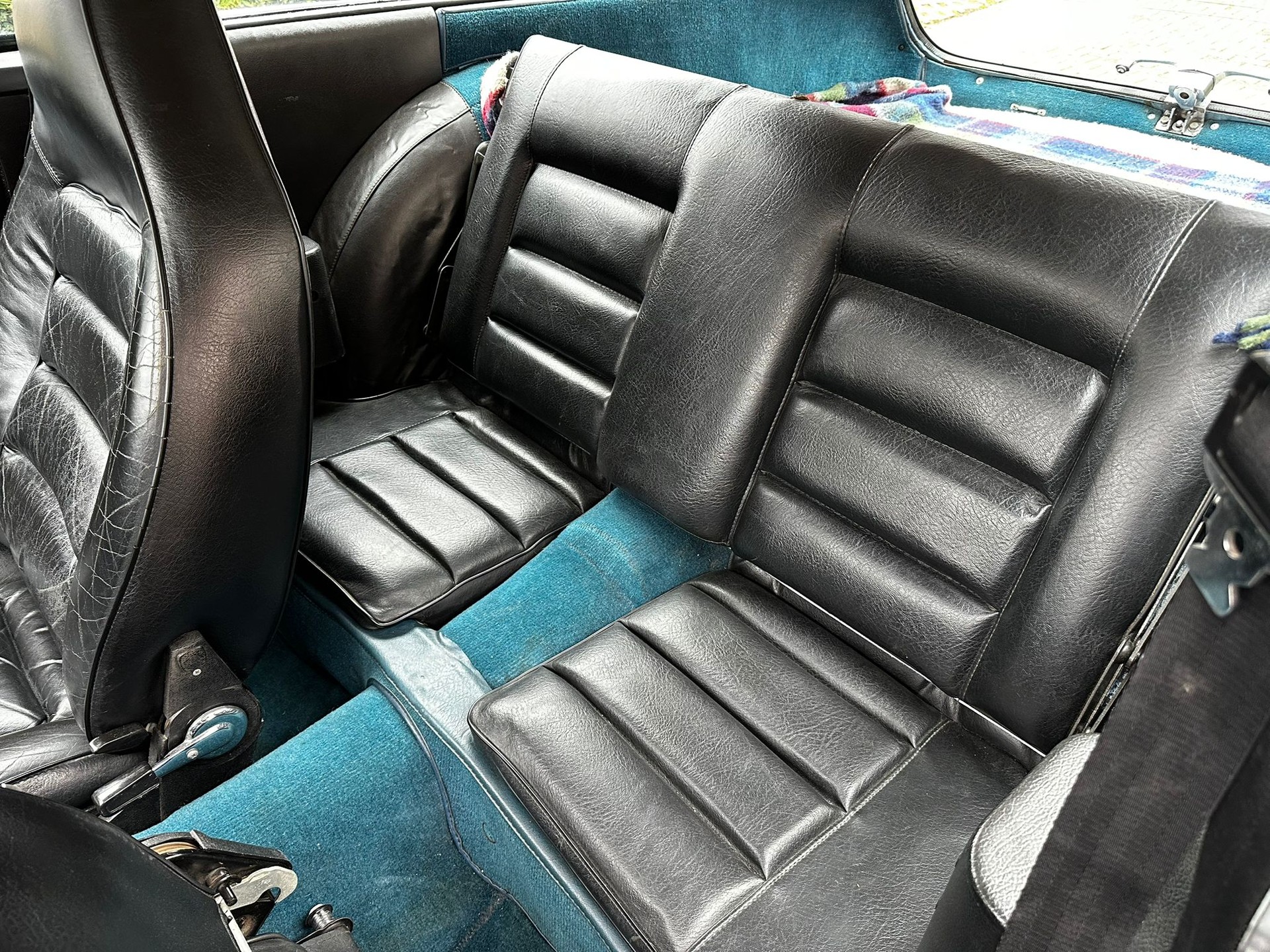 VOLVO P1800 ES-image-10