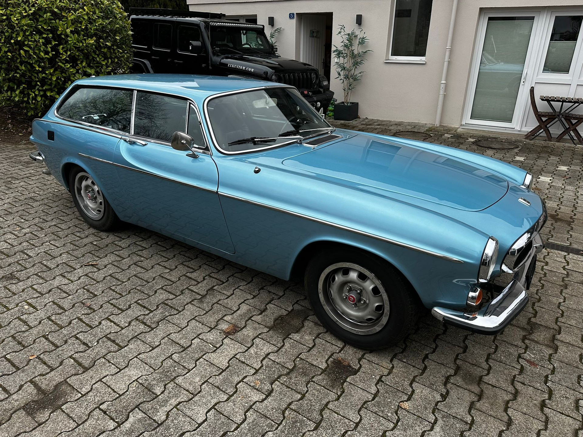 VOLVO P1800 ES-image-2