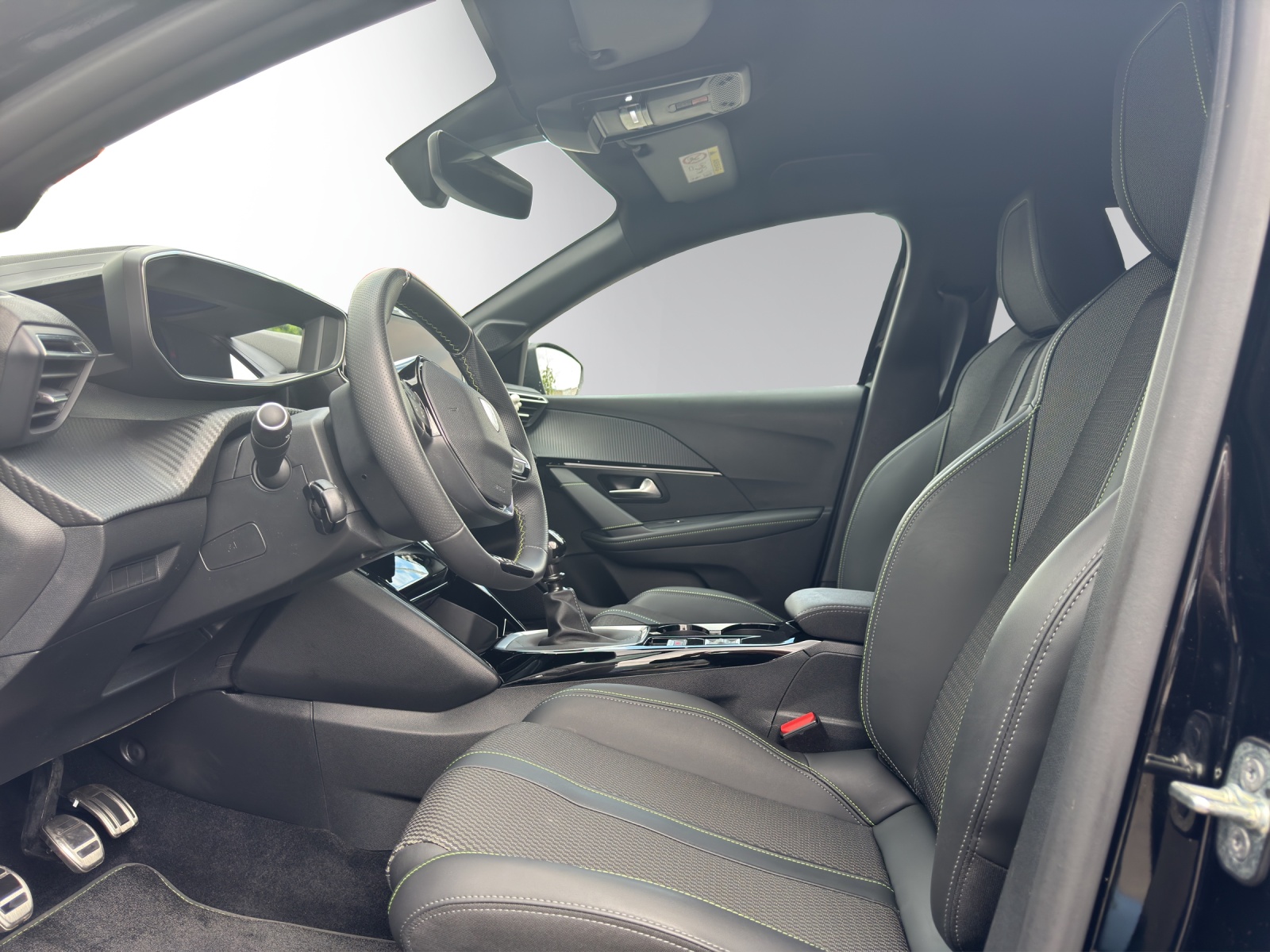 PEUGEOT 208 1.2 PureTech GT-image-7