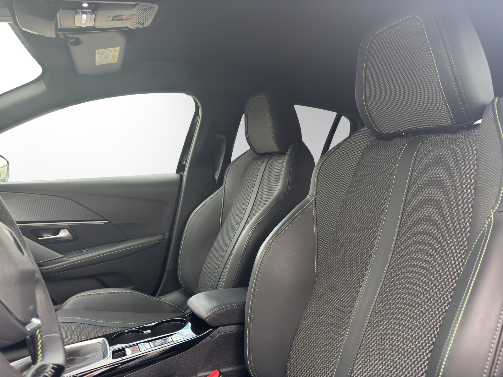 PEUGEOT 208 1.2 PureTech GT-image-9