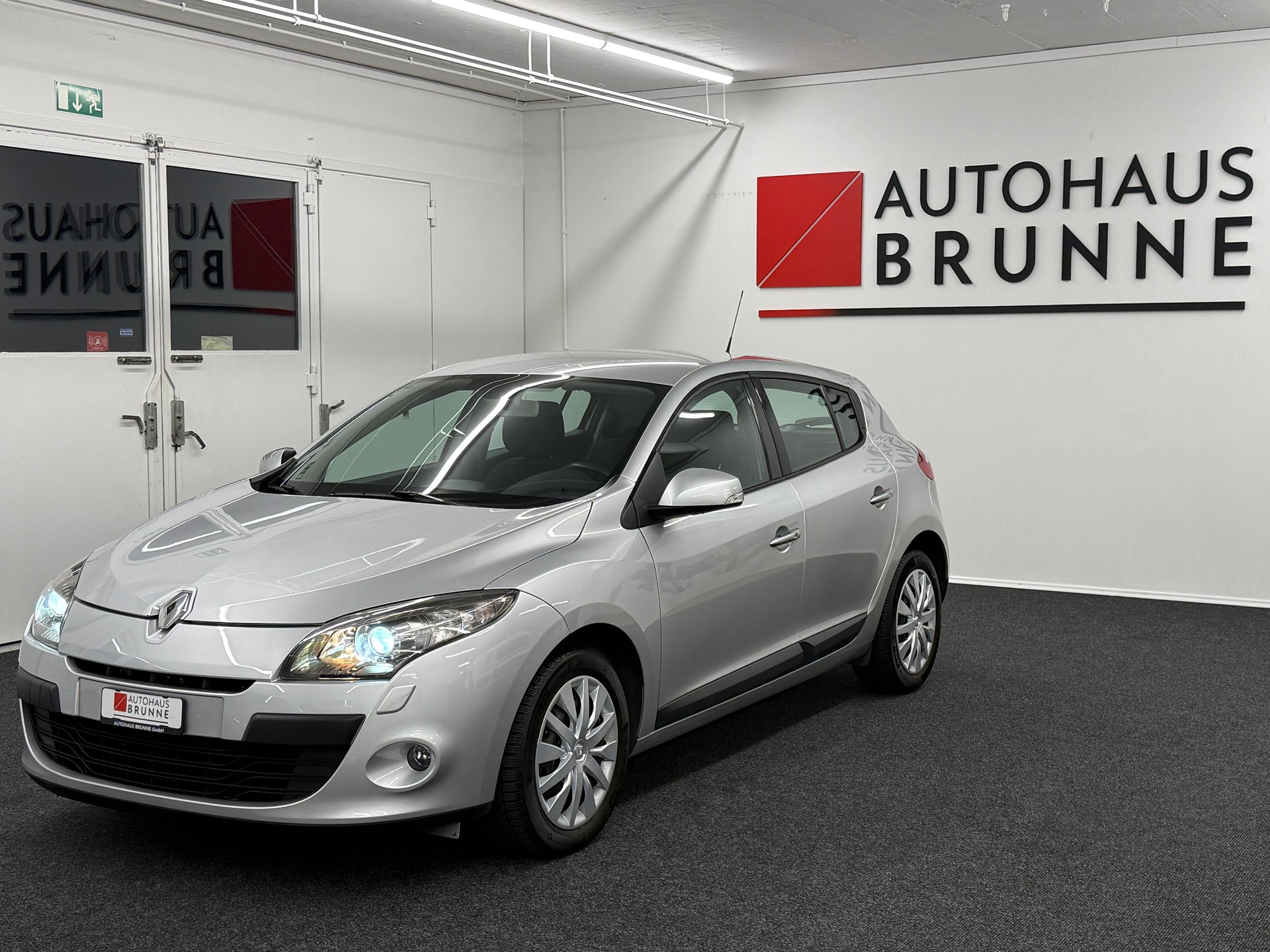 RENAULT Mégane 2.0 16V Dynamique CVT-showroom-element-1