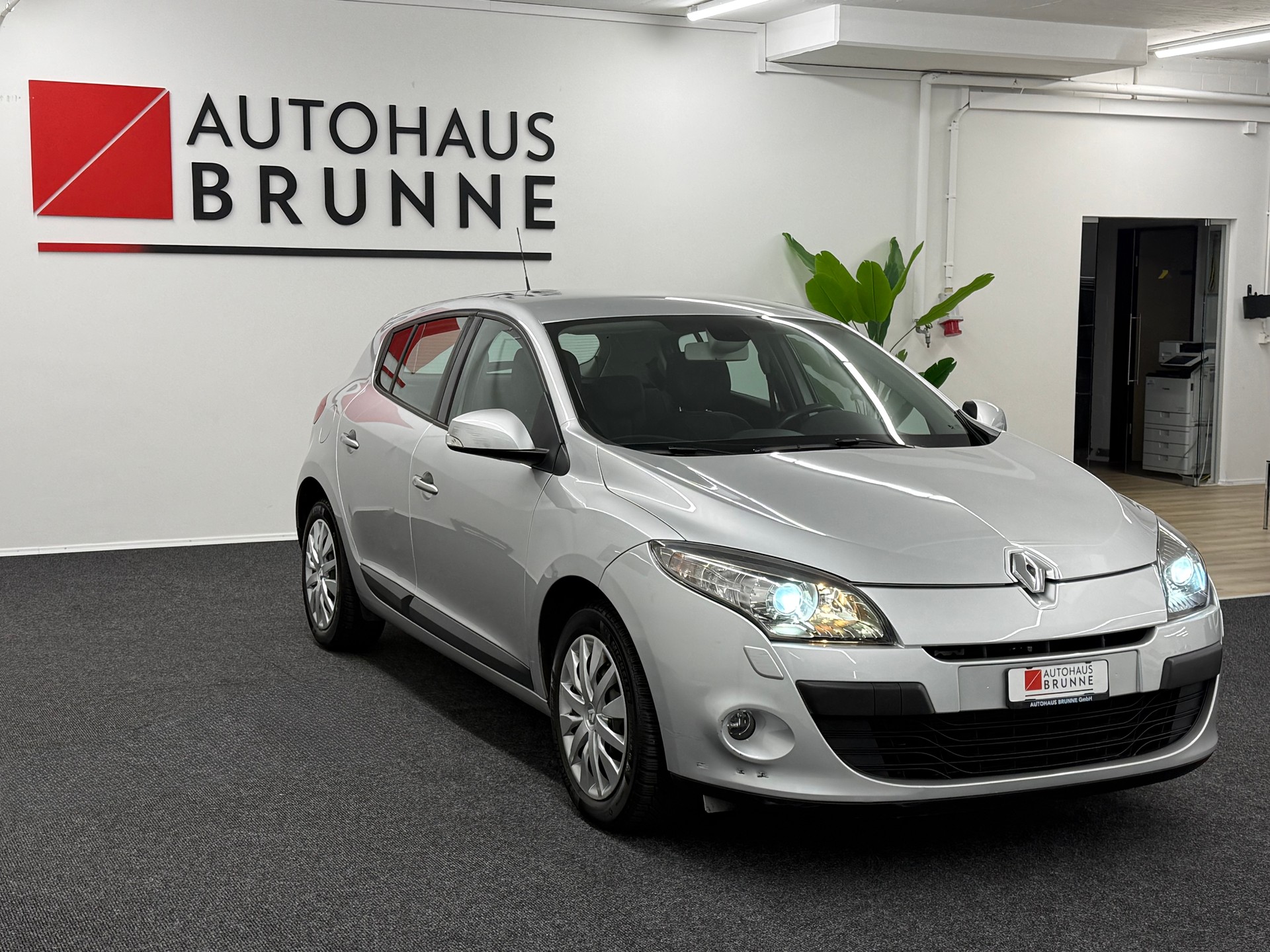 RENAULT Mégane 2.0 16V Dynamique CVT-showroom-element-3