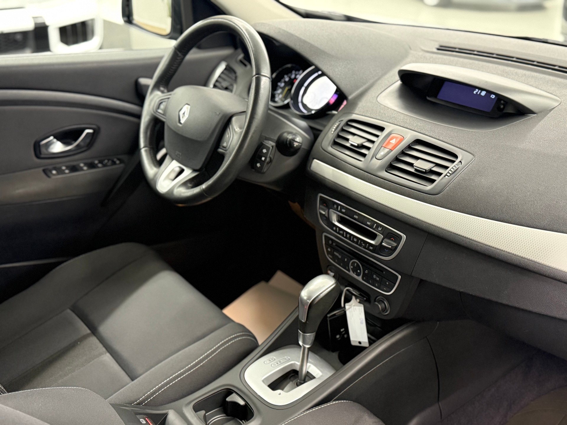 RENAULT Mégane 2.0 16V Dynamique CVT-image-9
