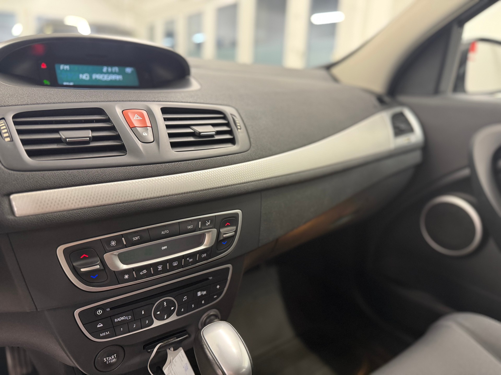 RENAULT Mégane 2.0 16V Dynamique CVT-image-12