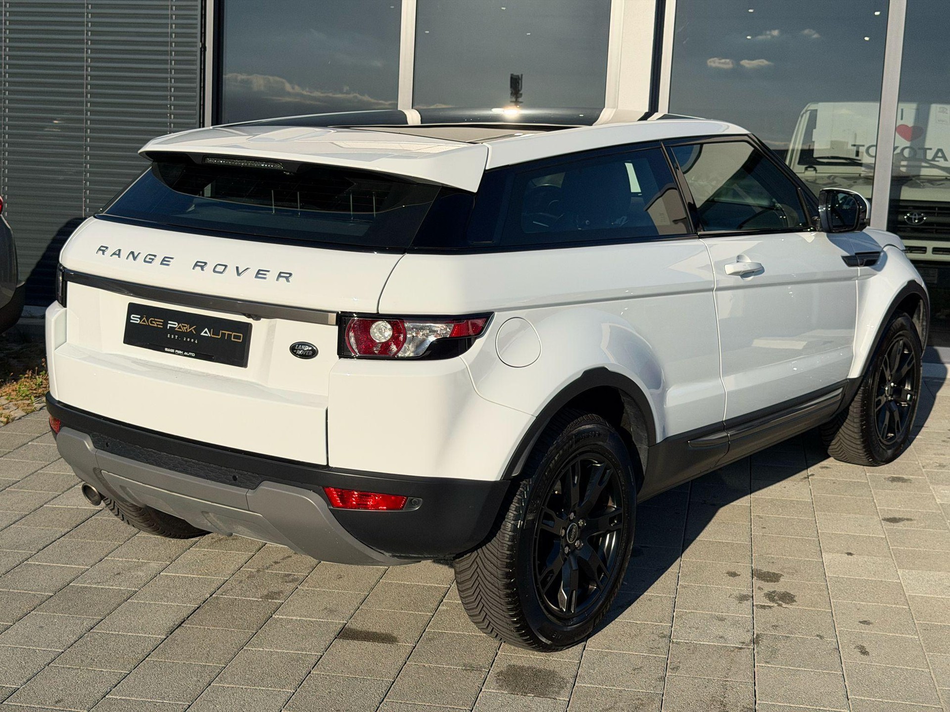 LAND ROVER Range Rover Evoque Coupé 2.2 TD4 Pure & Tech-image-6
