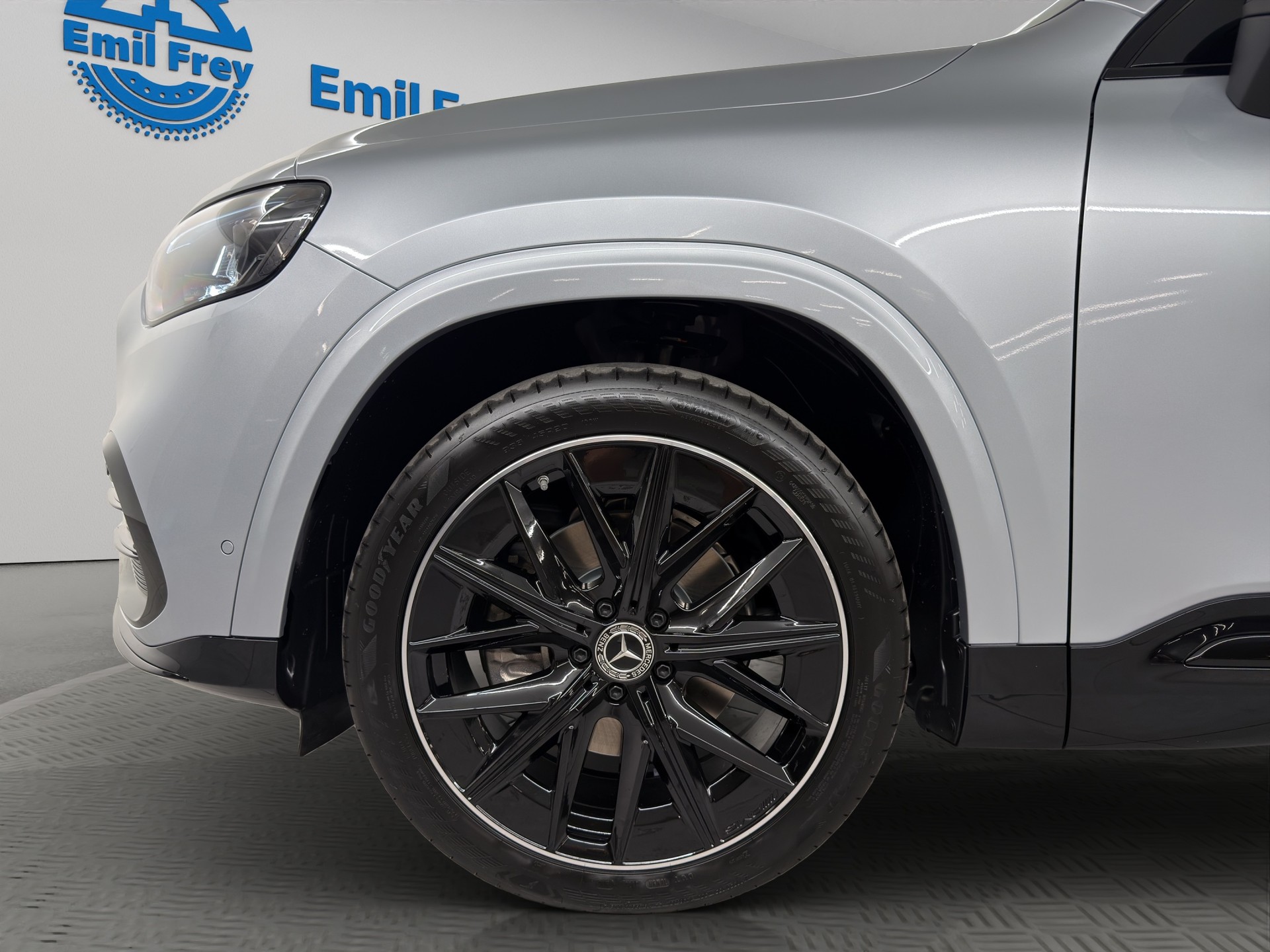 MERCEDES-BENZ GLB 220 4matic-showroom-element-3