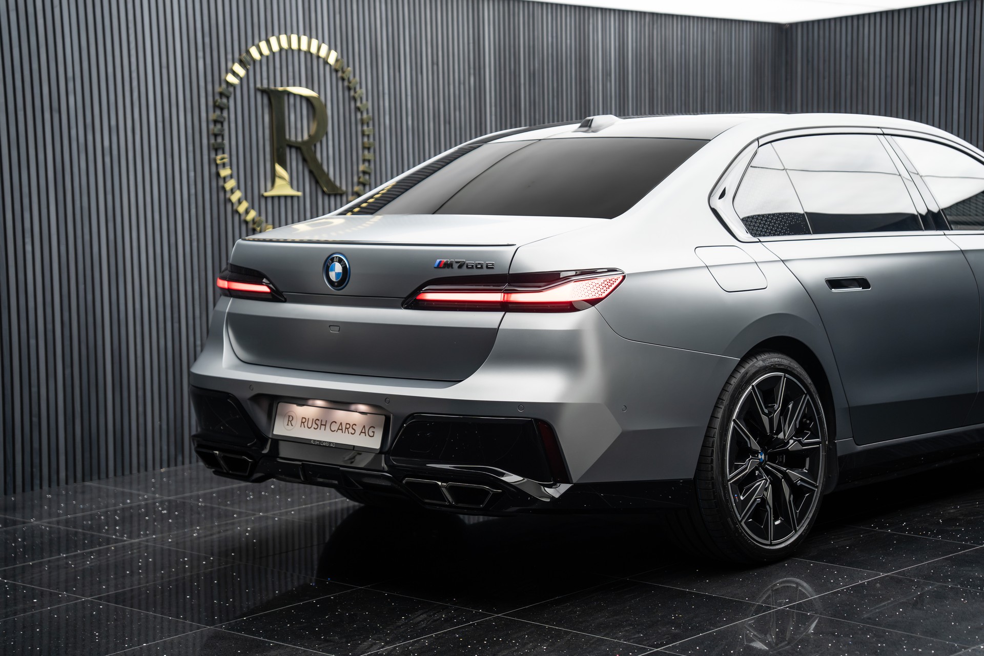 BMW M760e xDrive Steptronic-showroom-element-3