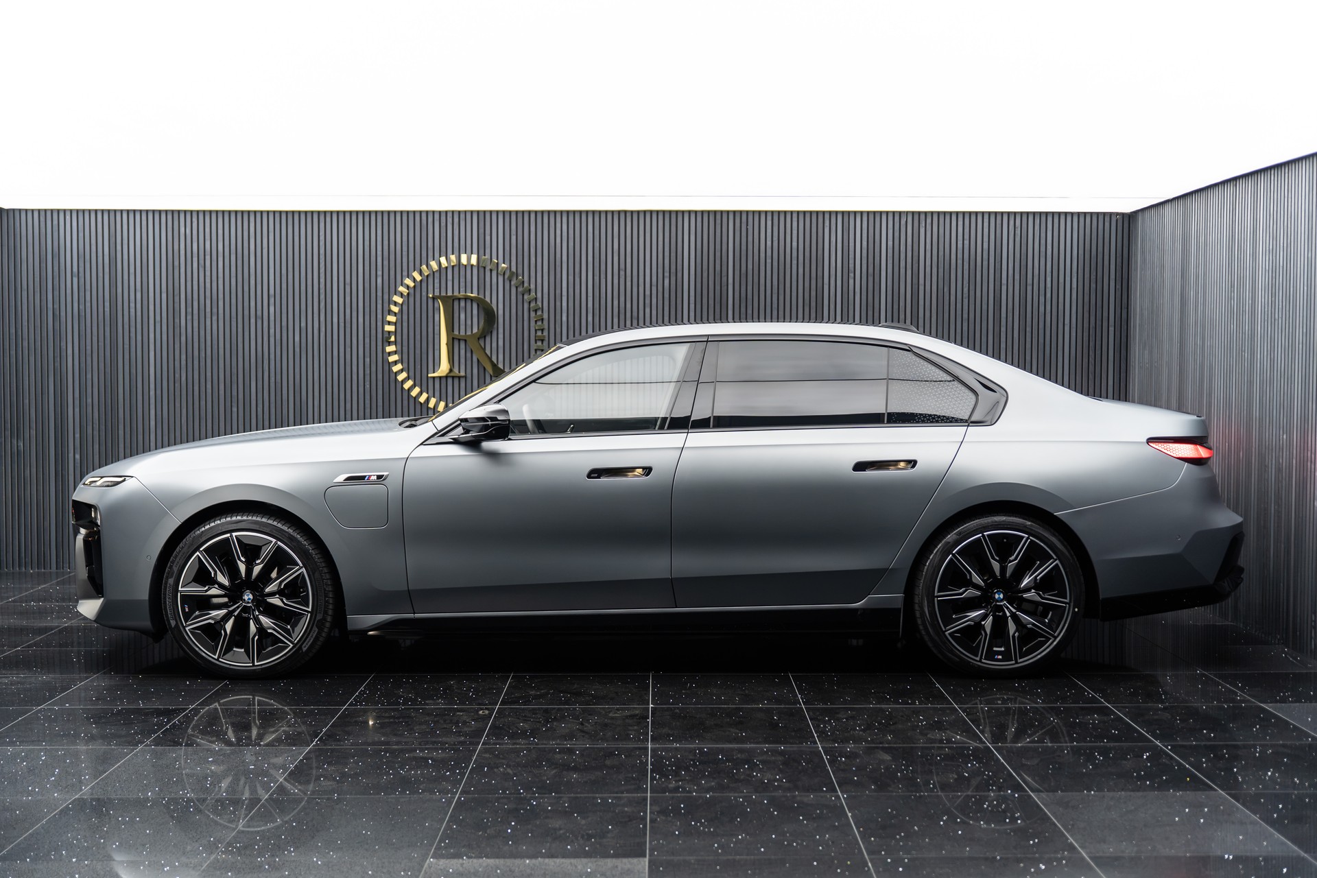 BMW M760e xDrive Steptronic-showroom-element-2