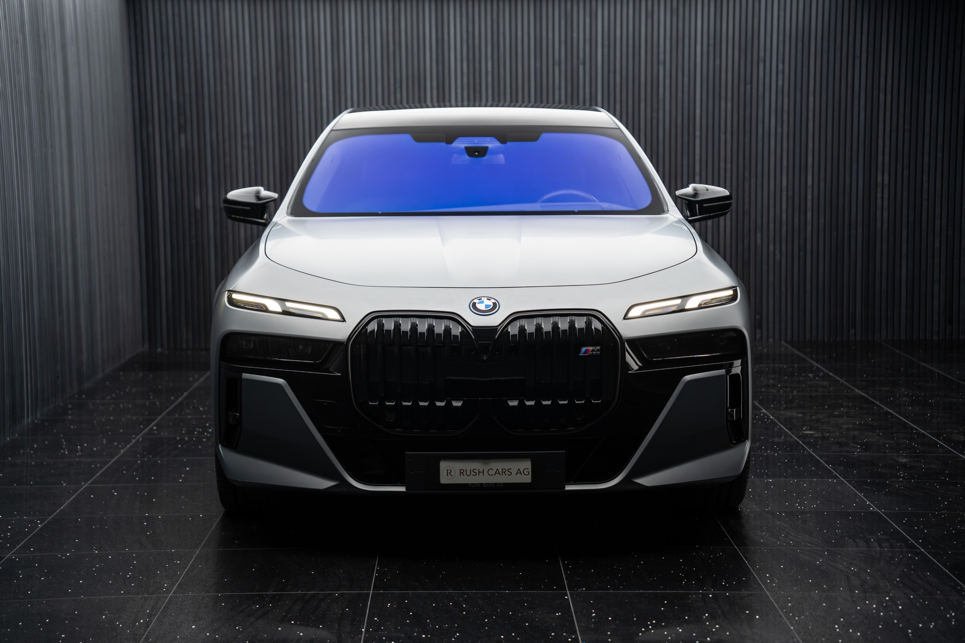 BMW M760e xDrive Steptronic-showroom-element-1