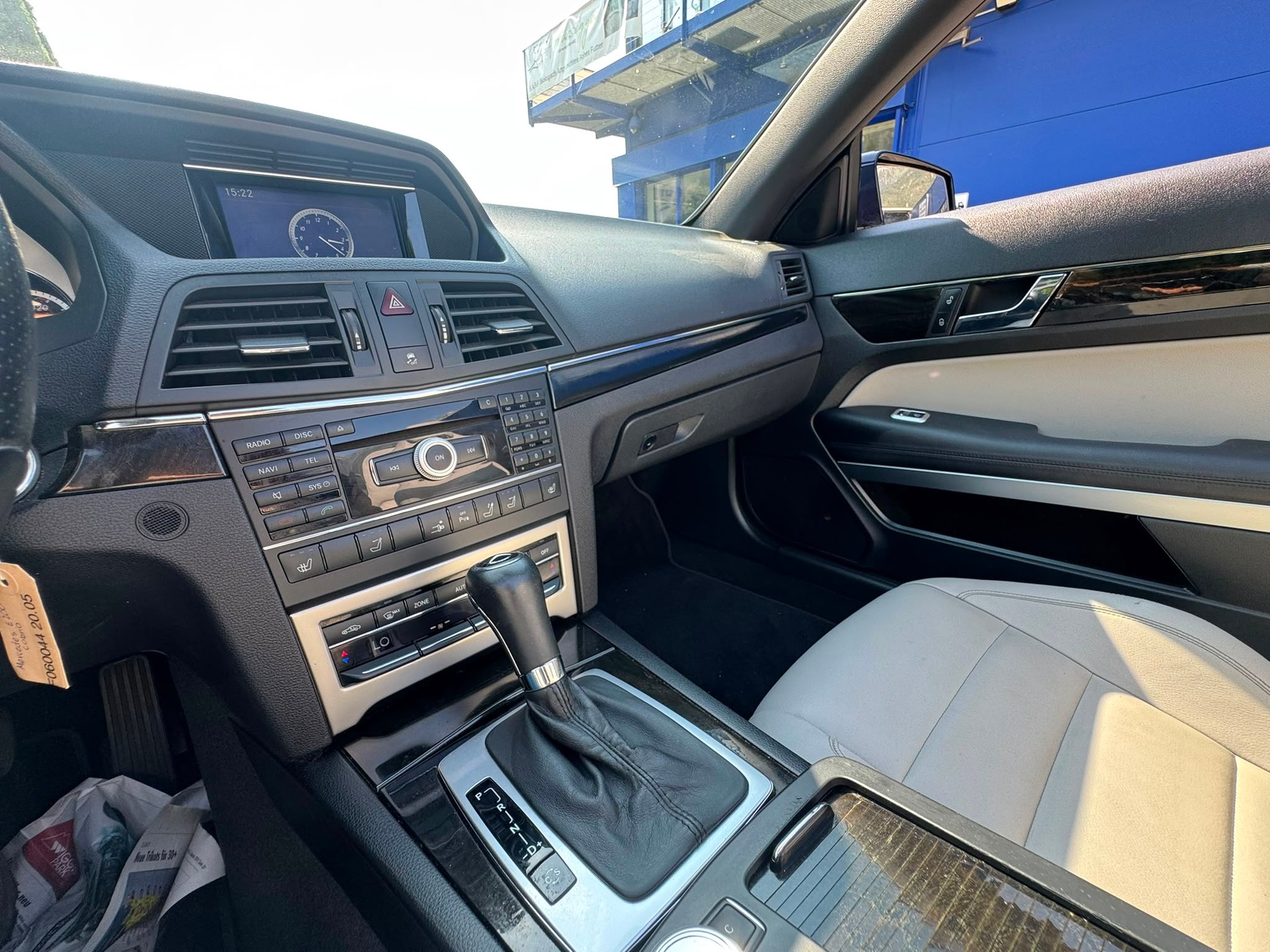 MERCEDES-BENZ E 200 CGI BlueEfficiency Automatic-image-21