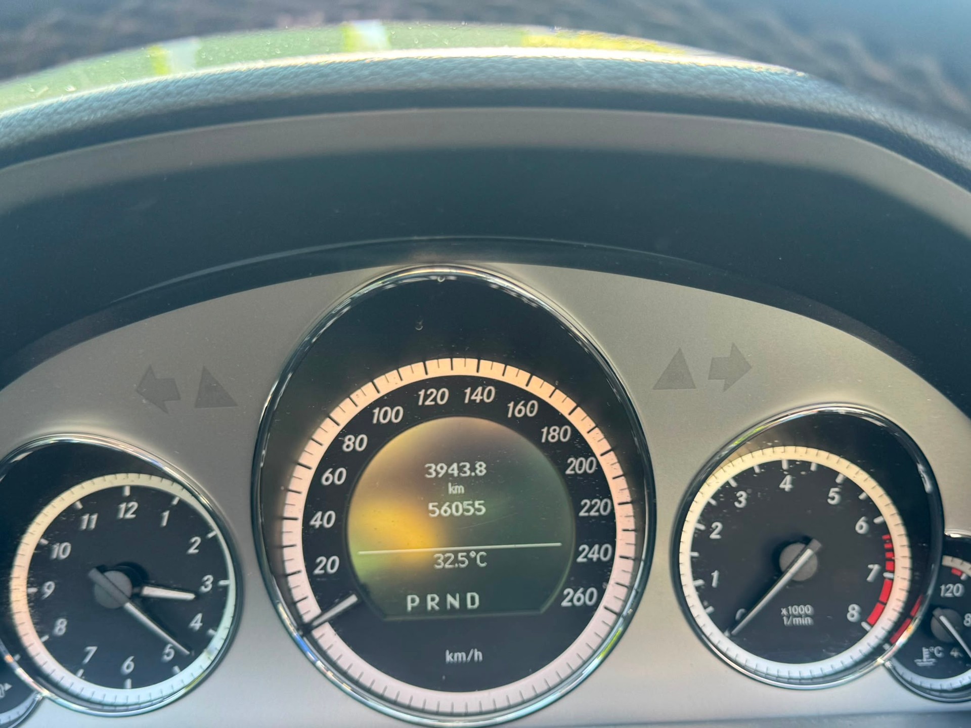 MERCEDES-BENZ E 200 CGI BlueEfficiency Automatic-image-22