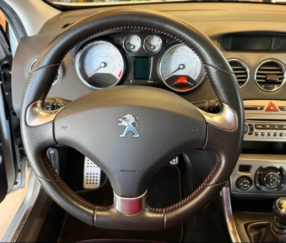 PEUGEOT 308 1.6 16V Turbo Swiss Edition-image-9