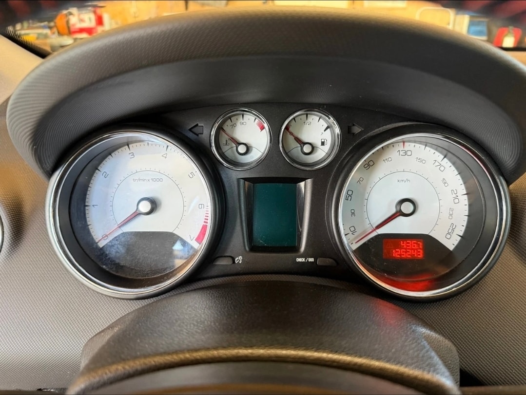 PEUGEOT 308 1.6 16V Turbo Swiss Edition-image-10
