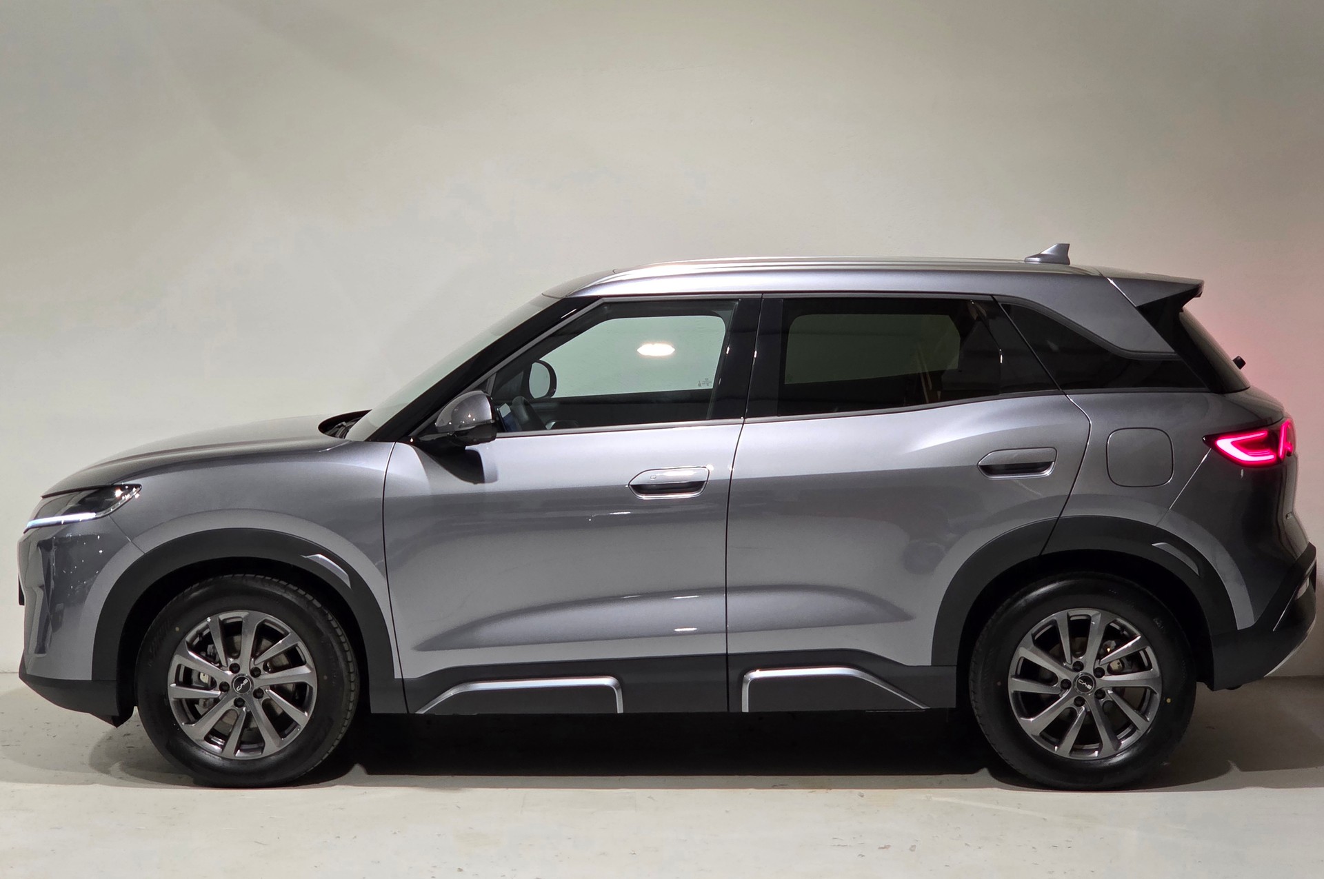 BYD Boost DM-i PHEV-showroom-element-1